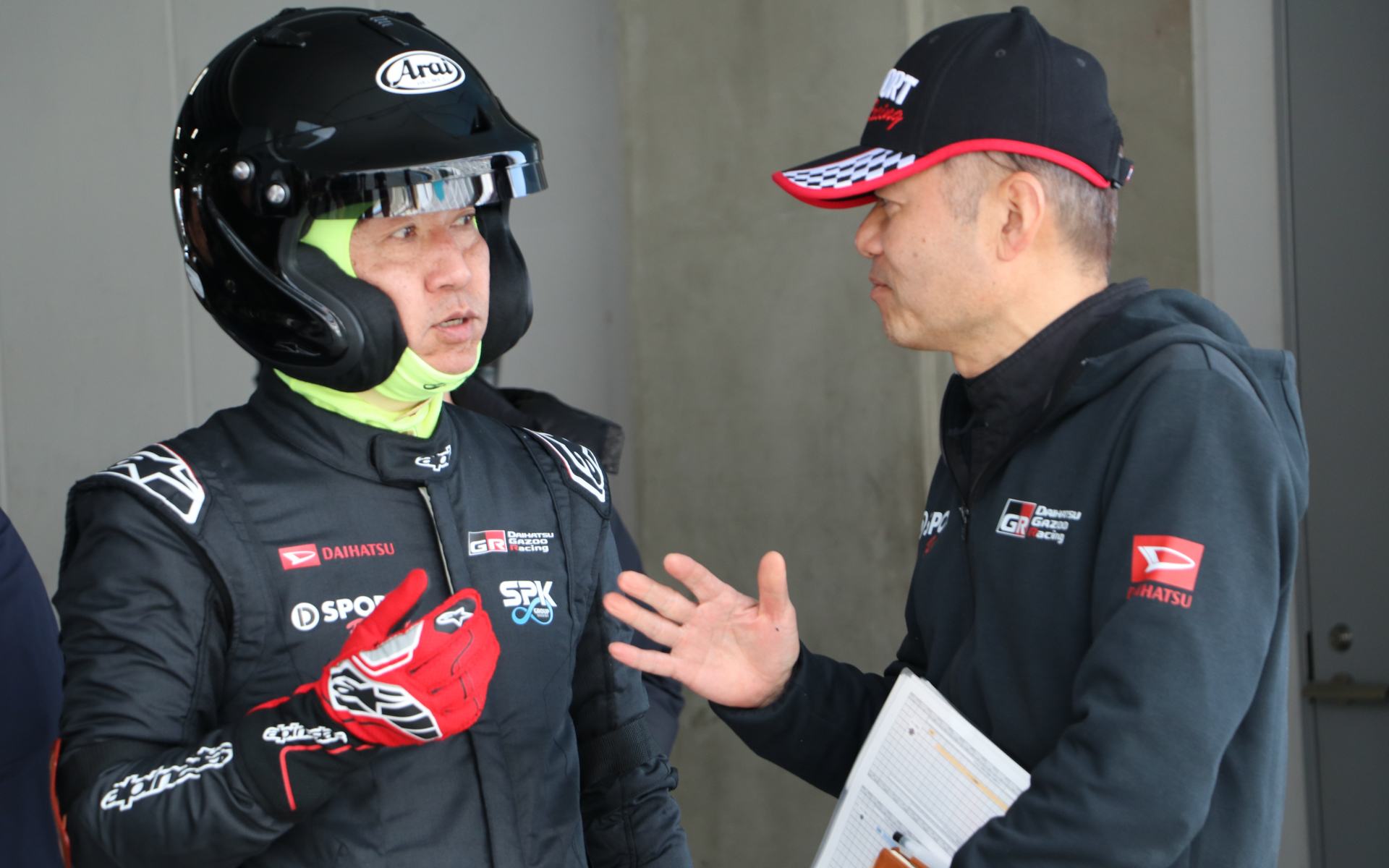 走行前にD-SPORTレーシングチームの殿村監督からアドバイスをもらう井上社長
