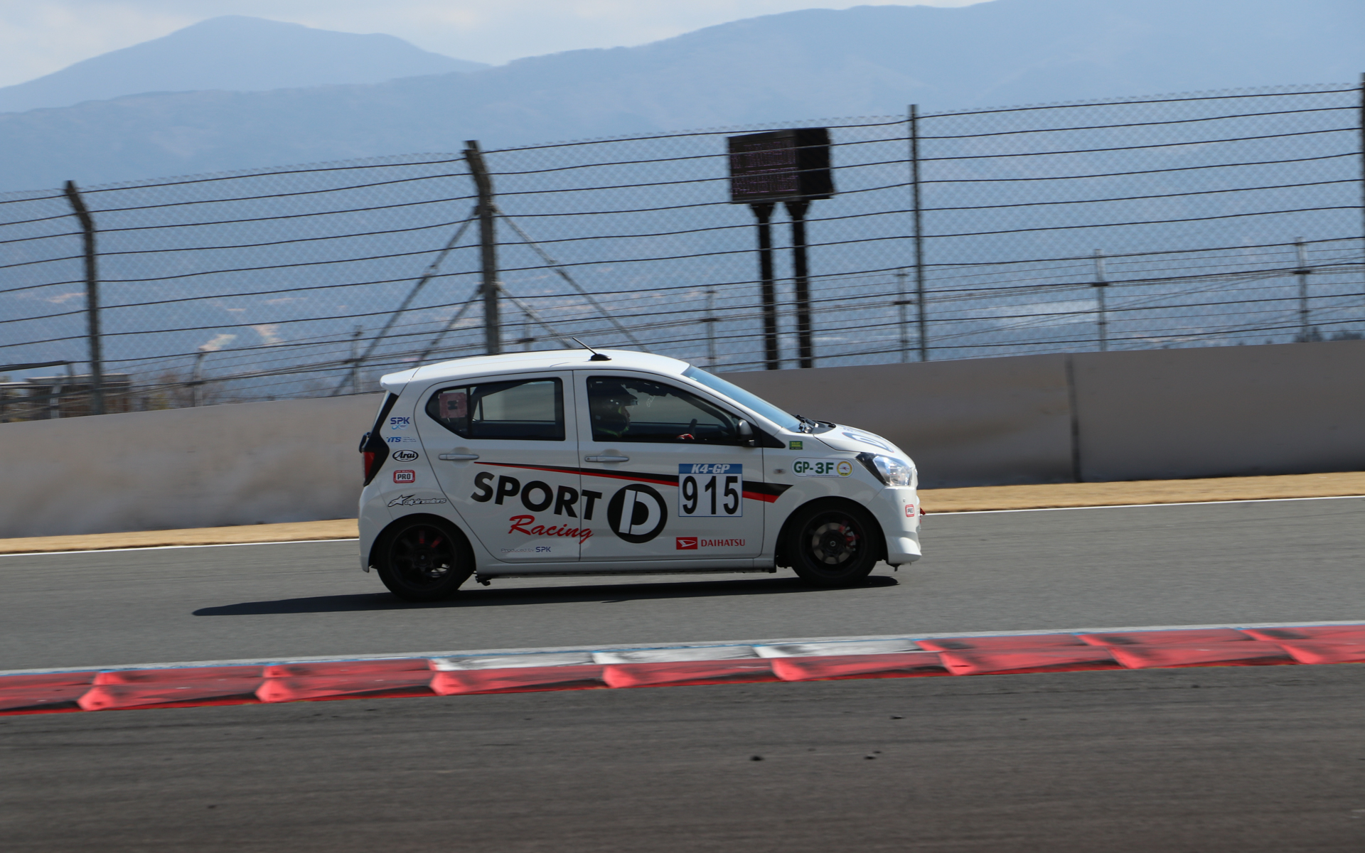 915号車で富士スピードウェイを走行する井上社長