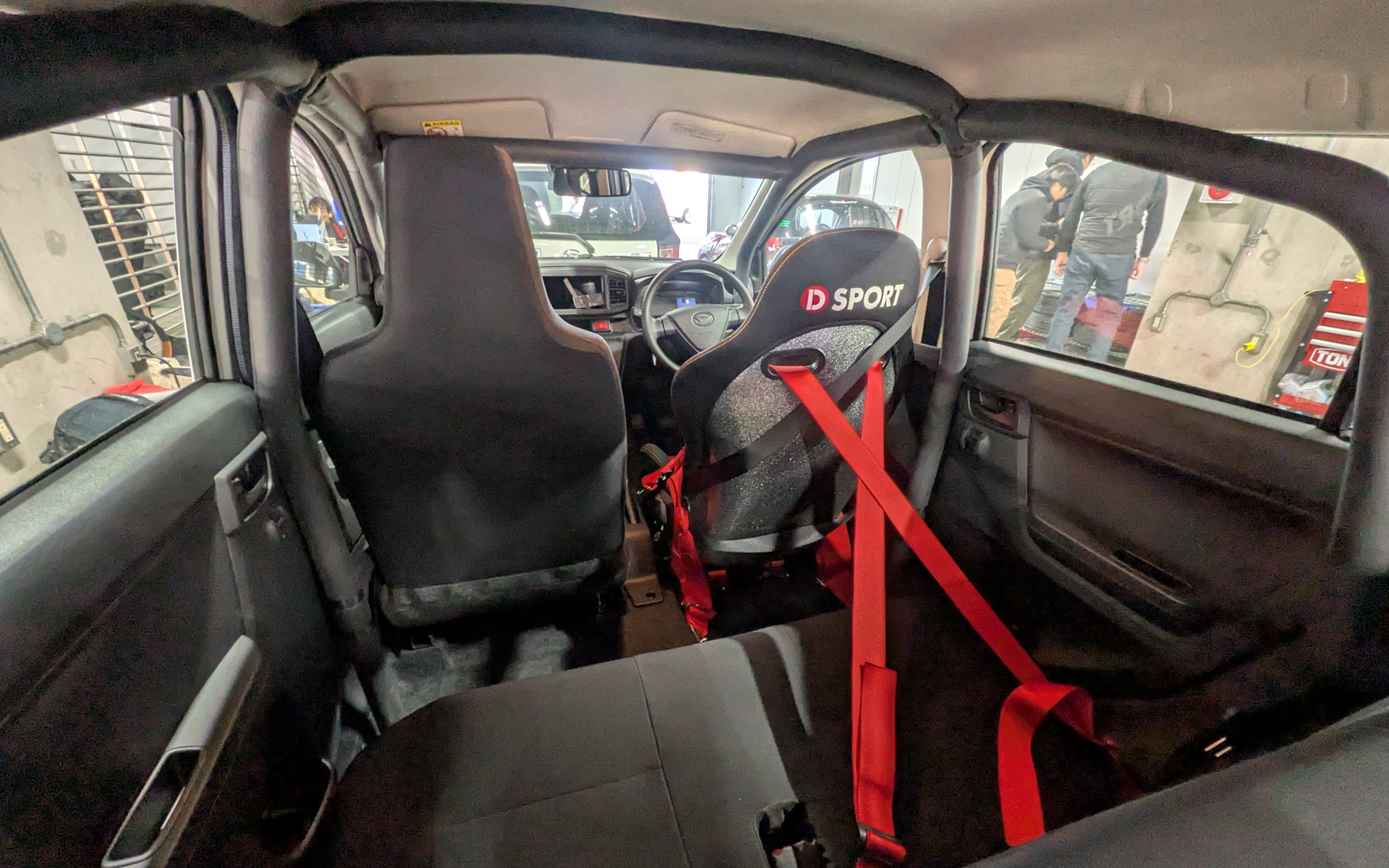 ステアリングもノーマルのまま、後席も残したまま