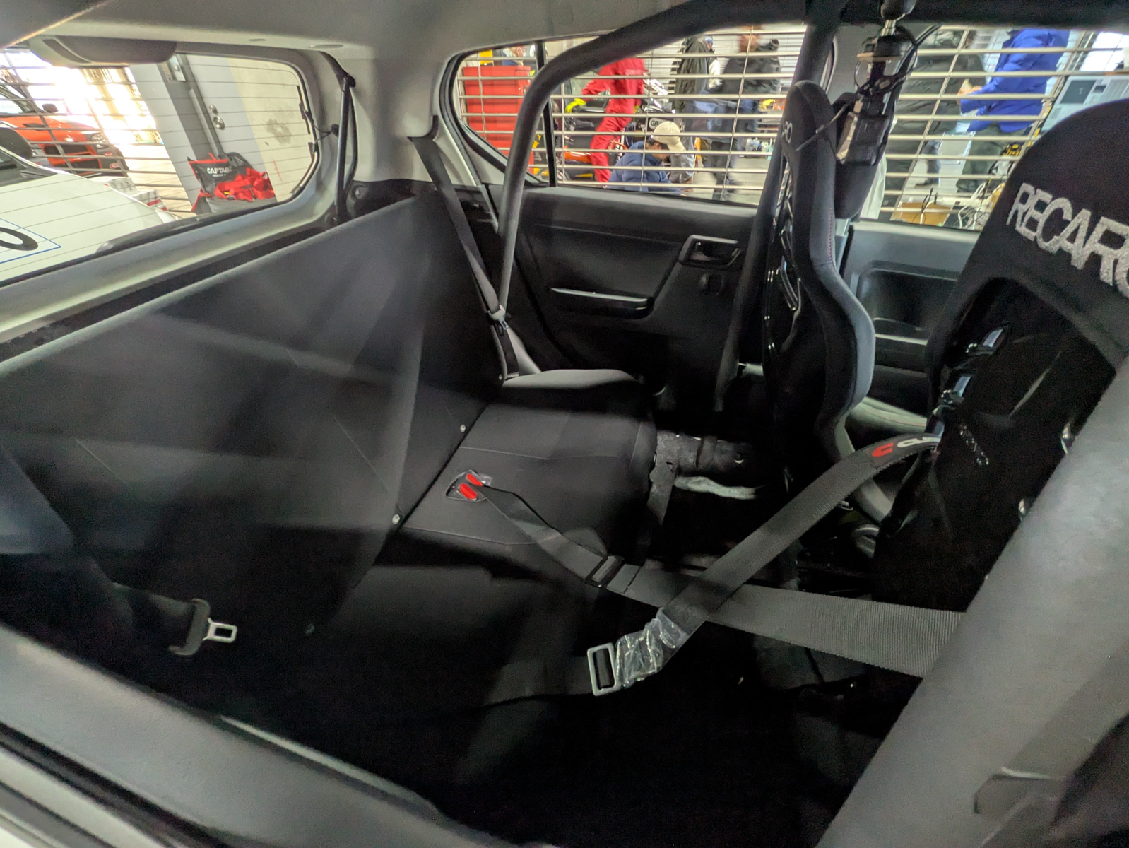 916号車と同じく後席は残したままで走行していた