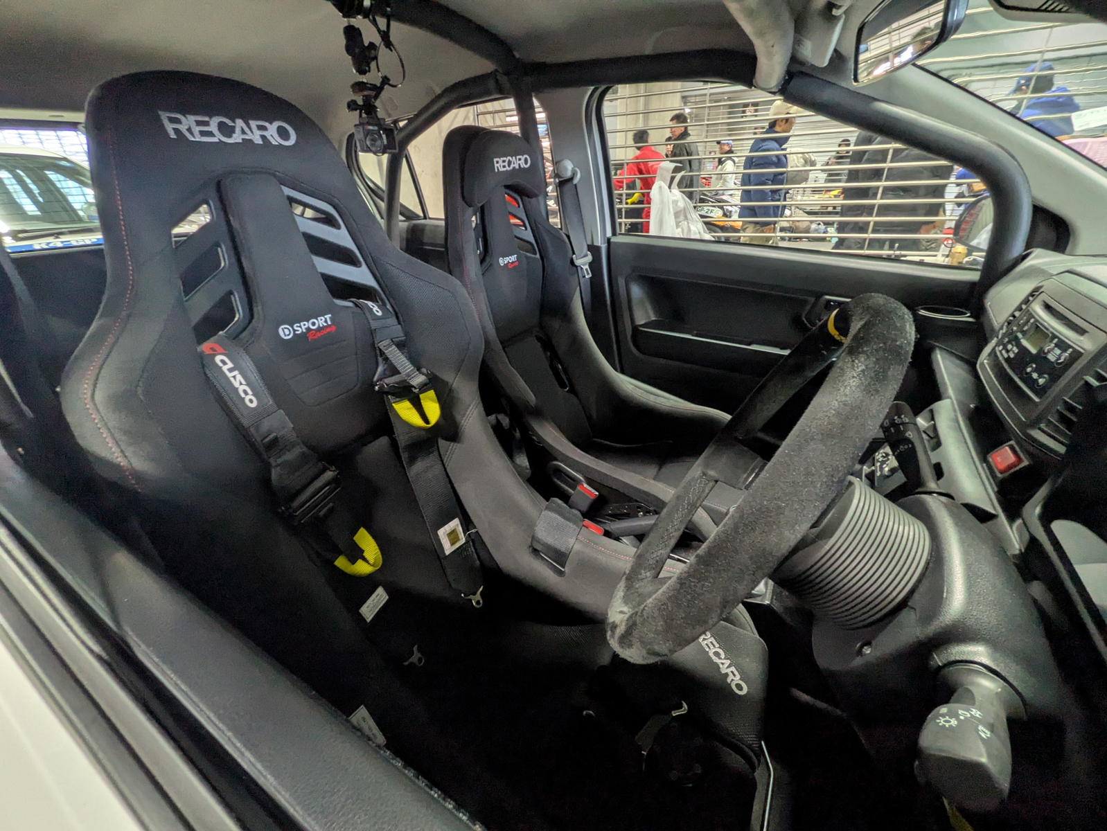 運転席と助手席ともにレカロ×D-SPORT Racingのバケットシートを装備。4点シートベルトはCUSCO製