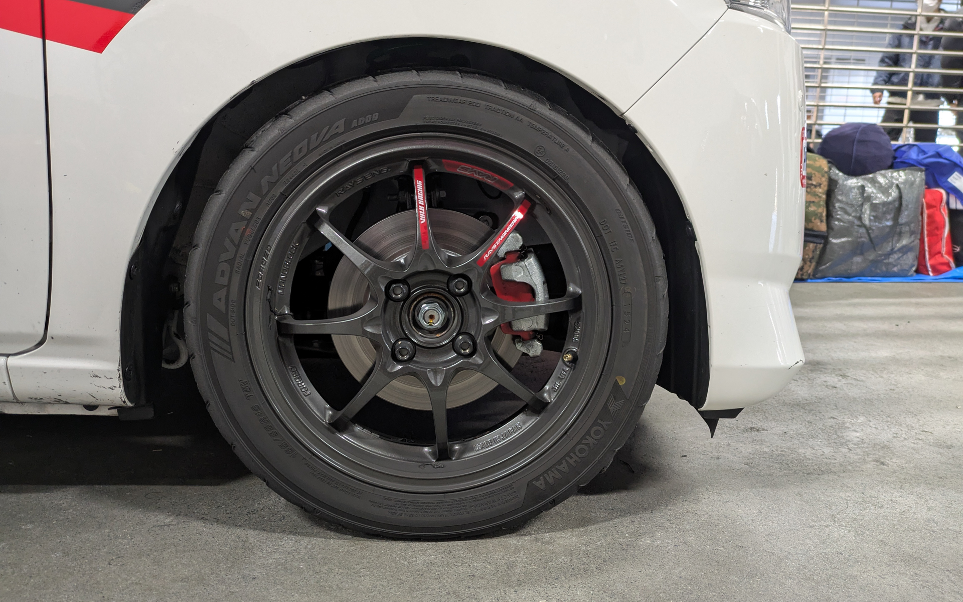 装着ホイールはレイズの「CE28 CLUB RACER II」、タイヤは横浜ゴムの「アドバン ネオバAD09」でサイズは165/55R15。タイヤの端まで使い切っていてロール量が大きかったことがうかがえる