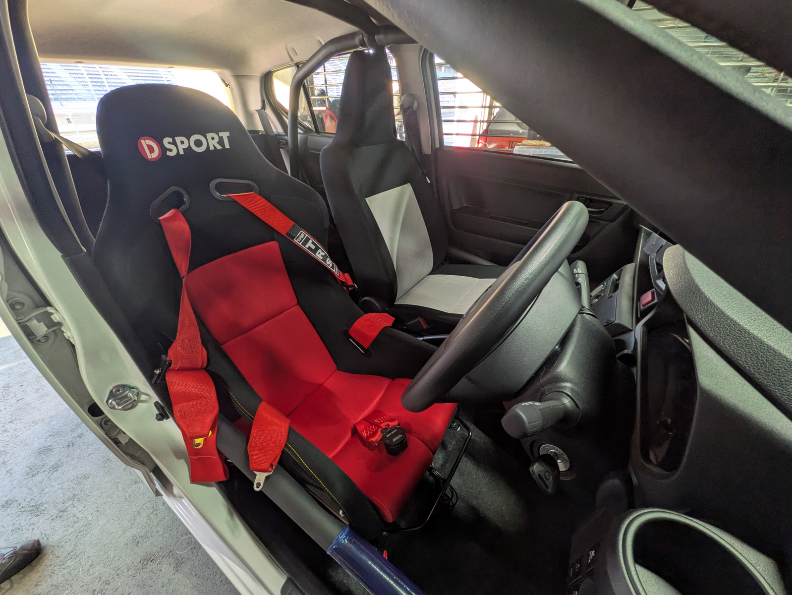 クルマの挙動を感じやすくするのと安全に楽しく走るためバケットシートと4点シートベルトのみ装備