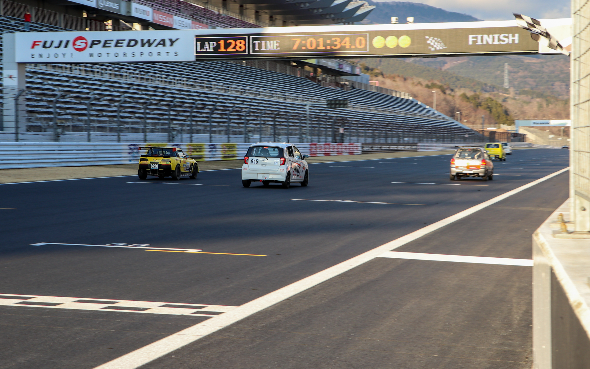 夕方16時30分に7時間を迎え、915号車、916号車ともに無事に走り切ってチェッカーを受けた