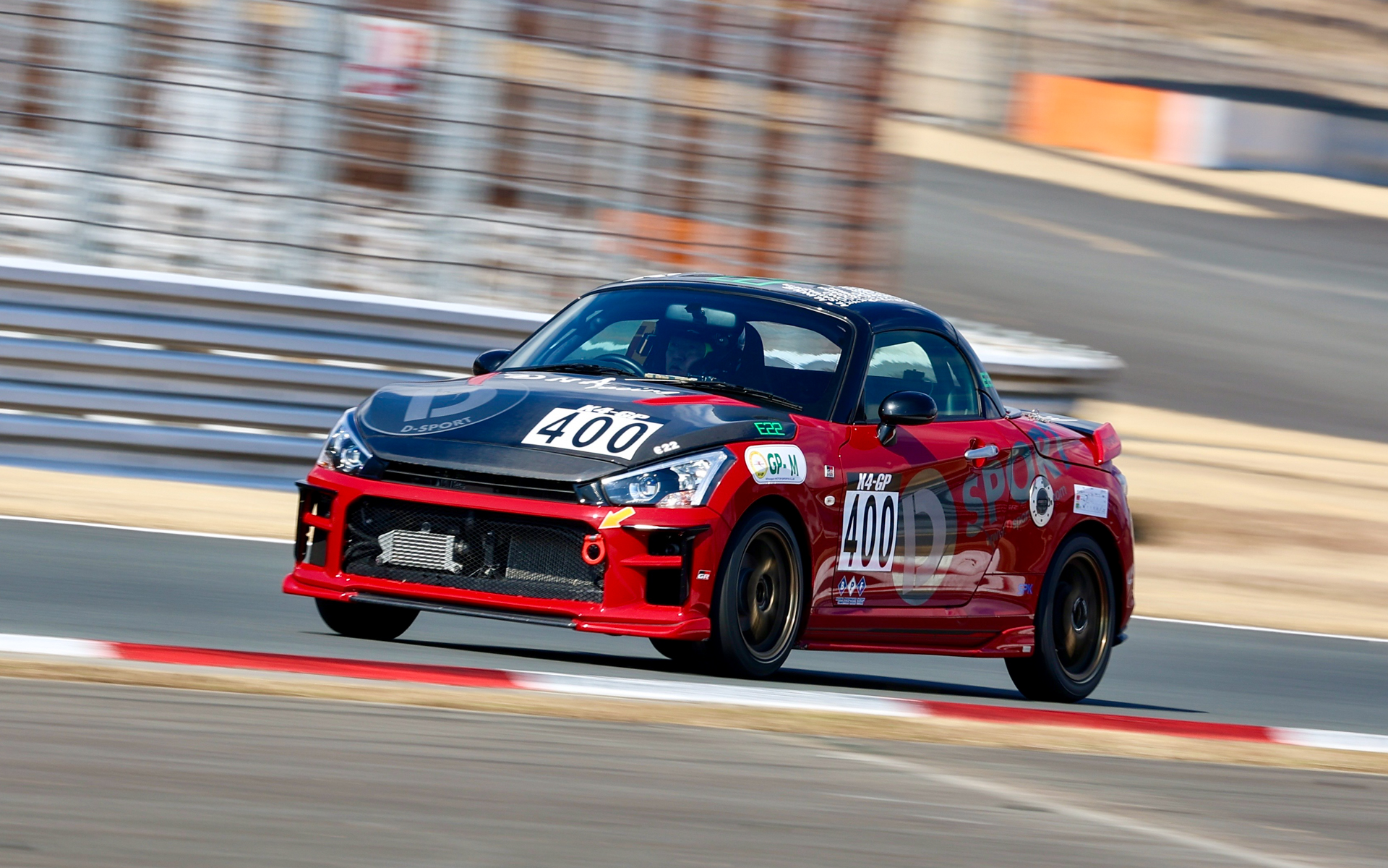 井上社長はK4GP常連のダイハツ九州株式会社の現行コペン（LA400）でも楽しんでいた