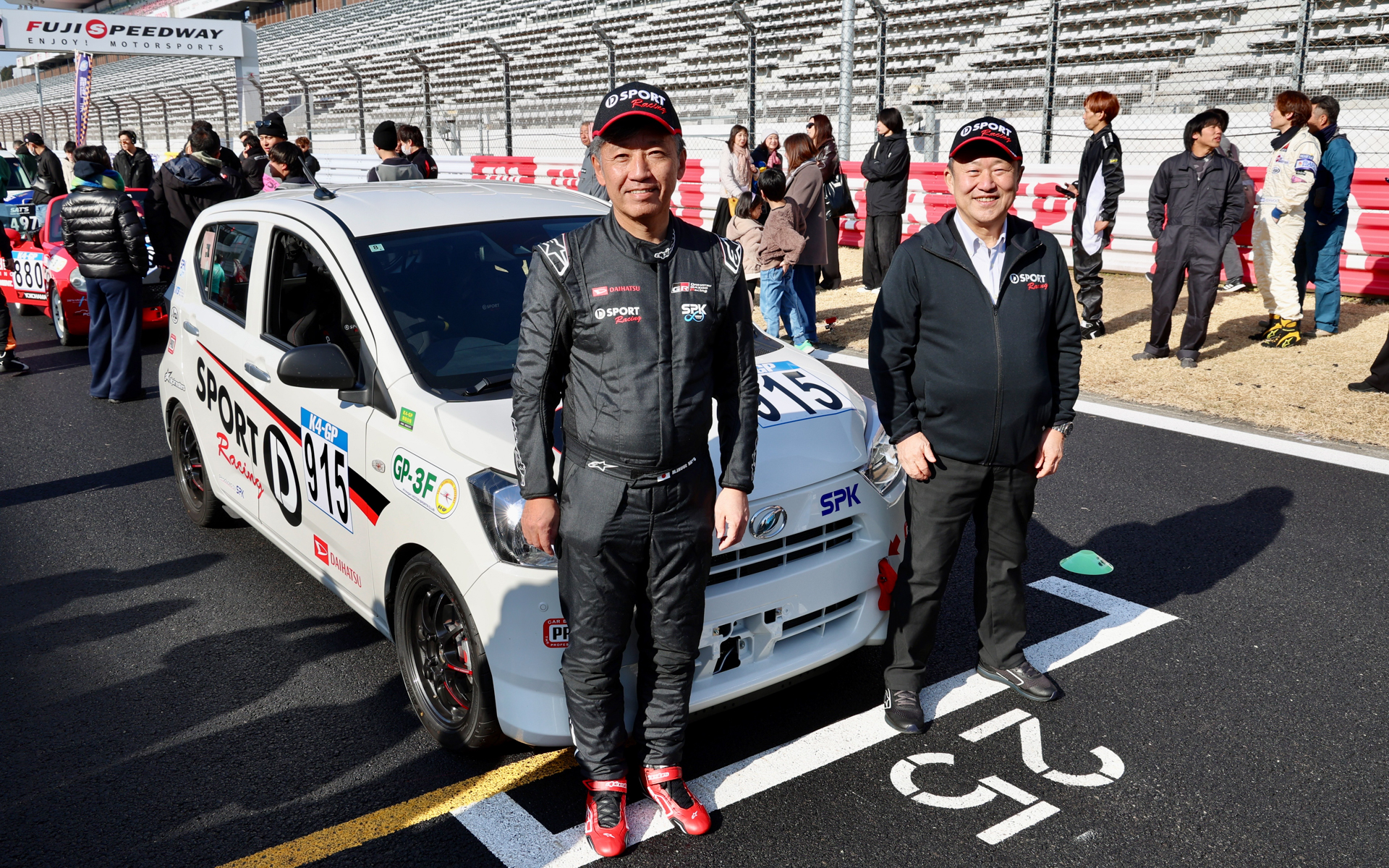 東京オートサロン2026でSPKが発売予定と発表した「ミライース tuned by D-SPORT Racing」がK4GPに参戦。ダイハツの井上雅宏社長（左）もステアリングを握って楽しんでいた。応援に駆け付けていたチームオーナー代表 兼 SPK株式会社 代表取締役社長 グループCEO・CIO 沖恭一郎氏（右）
