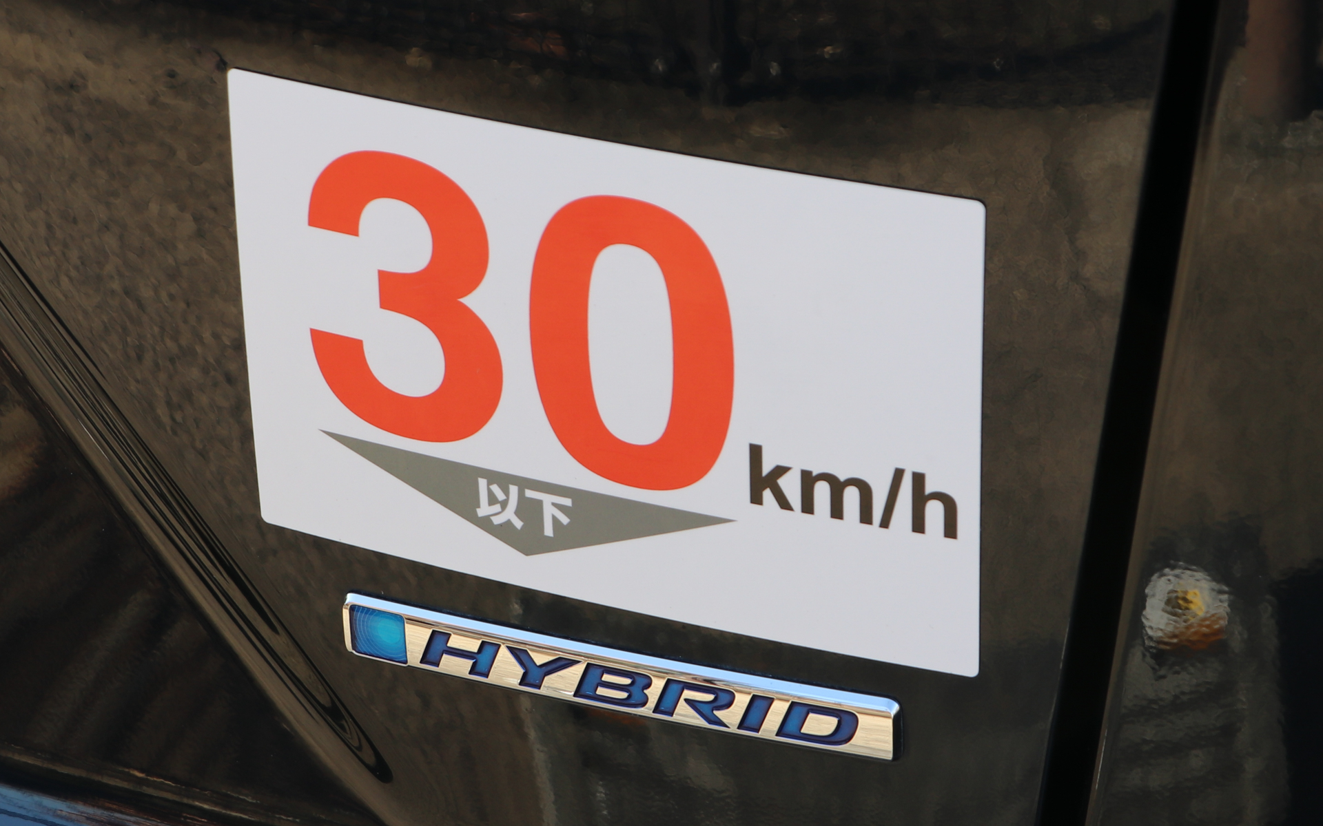 リアゲートには低速車両であることを周囲に伝えるためのシールが貼ってある