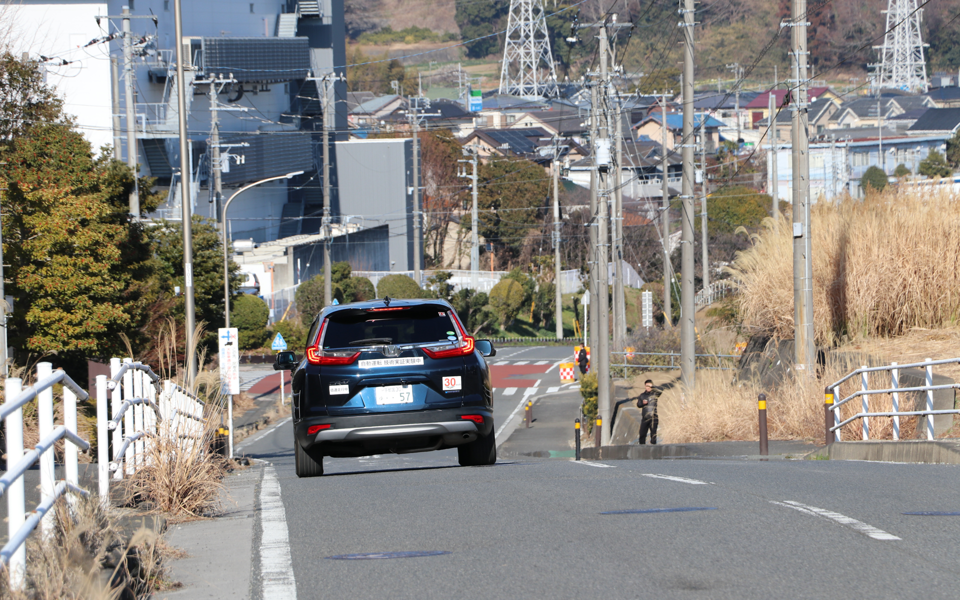 運転席と後席に合計3人のスタッフが搭乗し、監視しながら自動運転の実証実験を行なっている