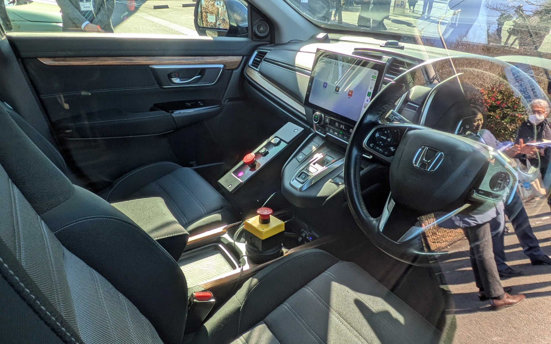 運転席には緊急停止用のボタンが備えられている