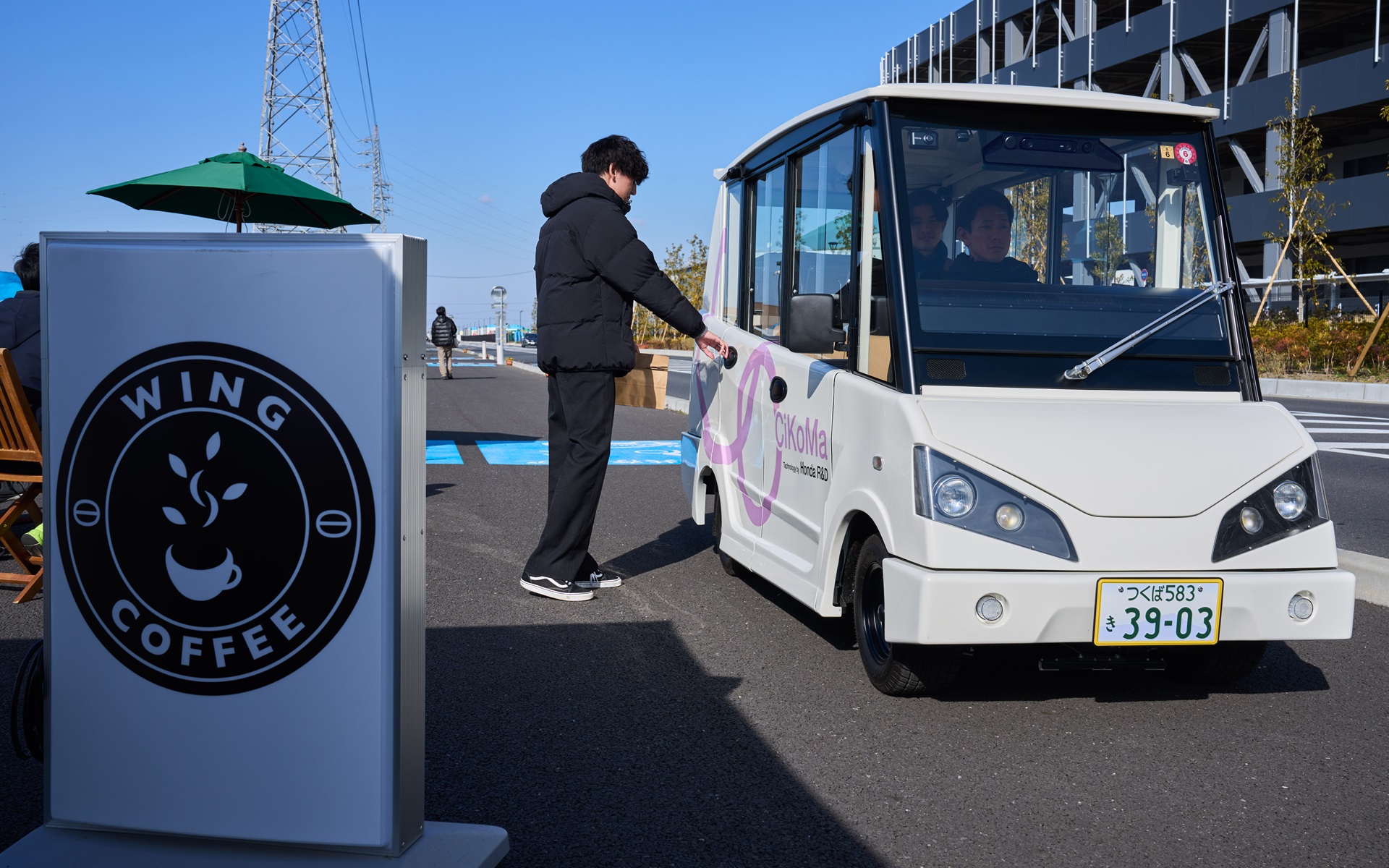 アグリサイエンスバレー常総内で実施しているサイコマの乗車体験では、専用携帯デバイスでサイコマを呼び、目的地まで移動するのはもちろん、走行中に停止場所を指定すれば任意の場所に立ち寄ることも可能