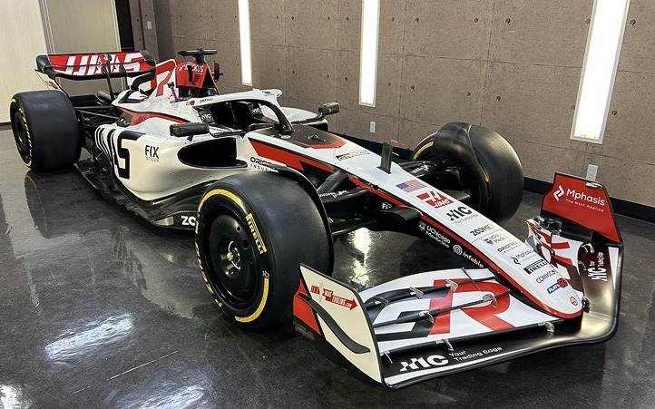 2026年仕様のリバリーとなったハースF1。マシンそのものは2023年のVF-23だが、最新のリバリーを近くでじっくり見ることができる