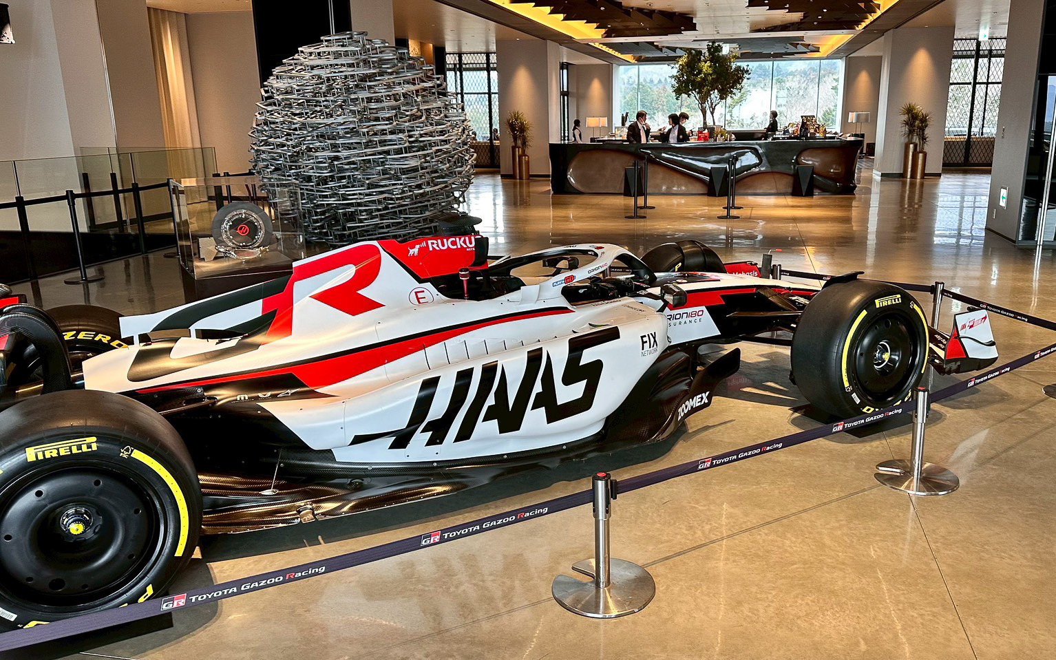 富士スピードウェイホテル内に展示されたハースF1