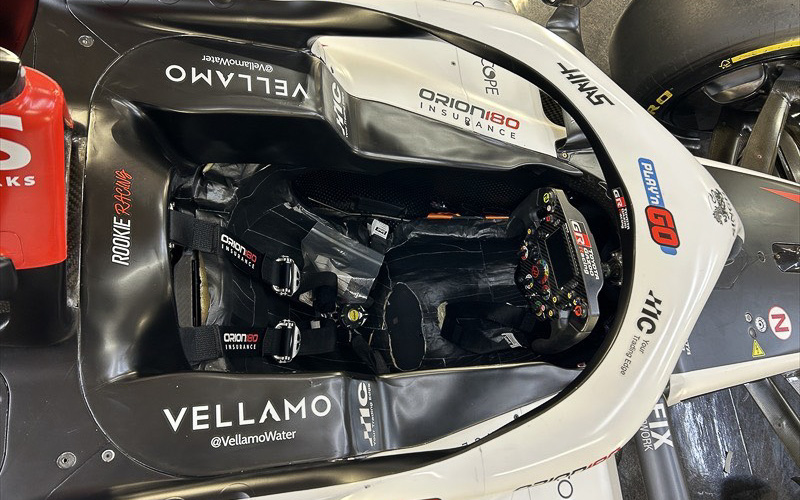 ドライバーシートを囲むように配されたプロテクションパーツに描かれているルーキーレーシングのロゴ