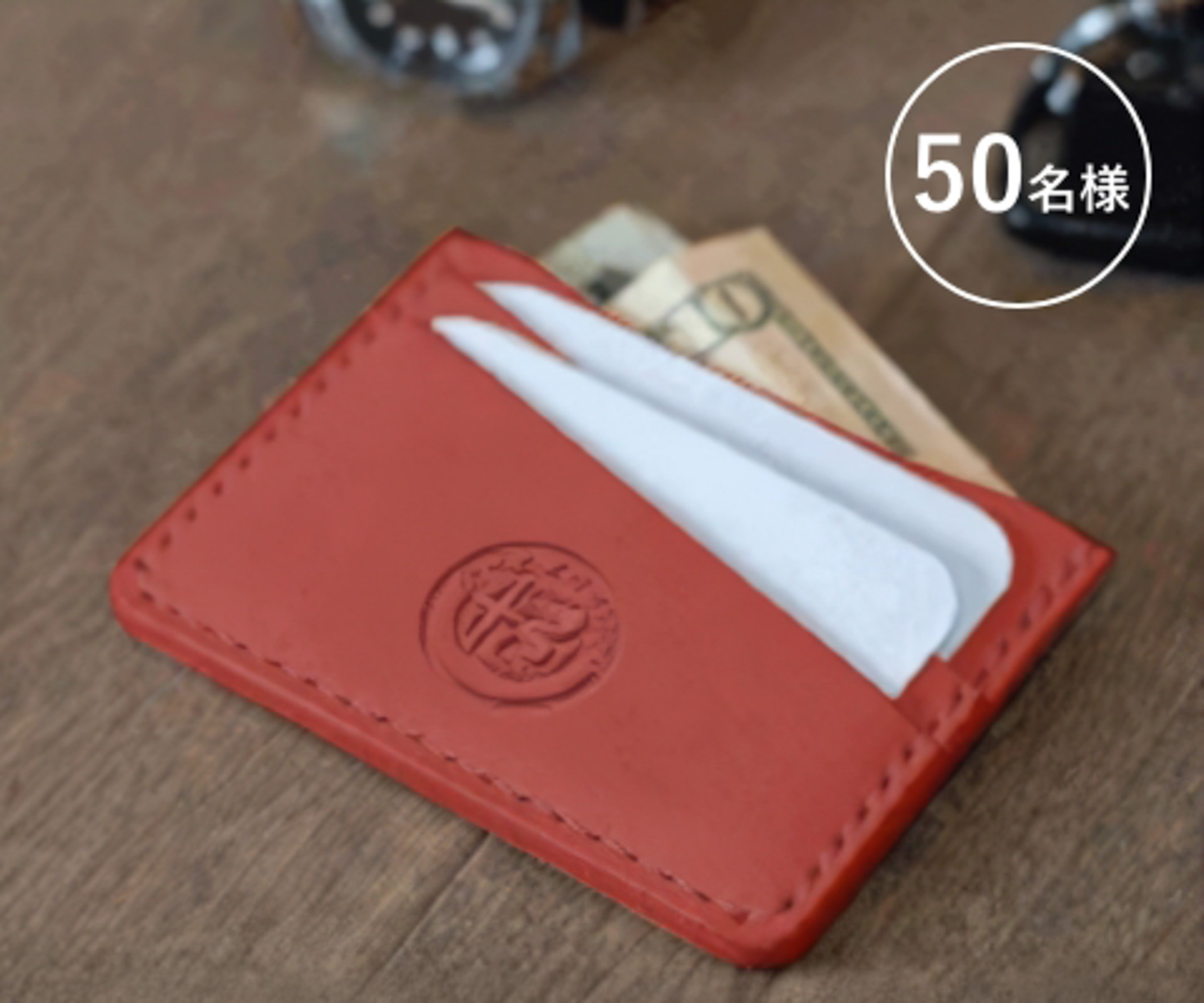 アルファ ロメオの情熱を象徴する真紅に彩られ、アルファ ロメオのロゴが刻印された高級感と上質な手触りが特徴のオリジナルデザインの本革カードケース