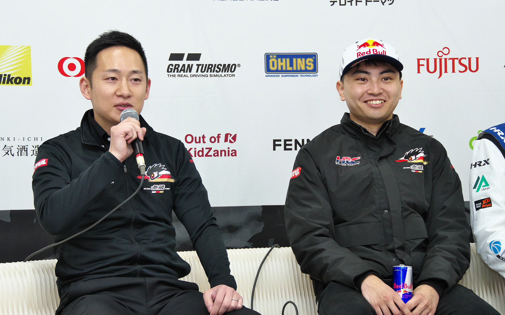 開幕前のプレスカンファレンスに登壇した岩佐歩夢選手（右）と、小池智彦チーフエンジニア（左）