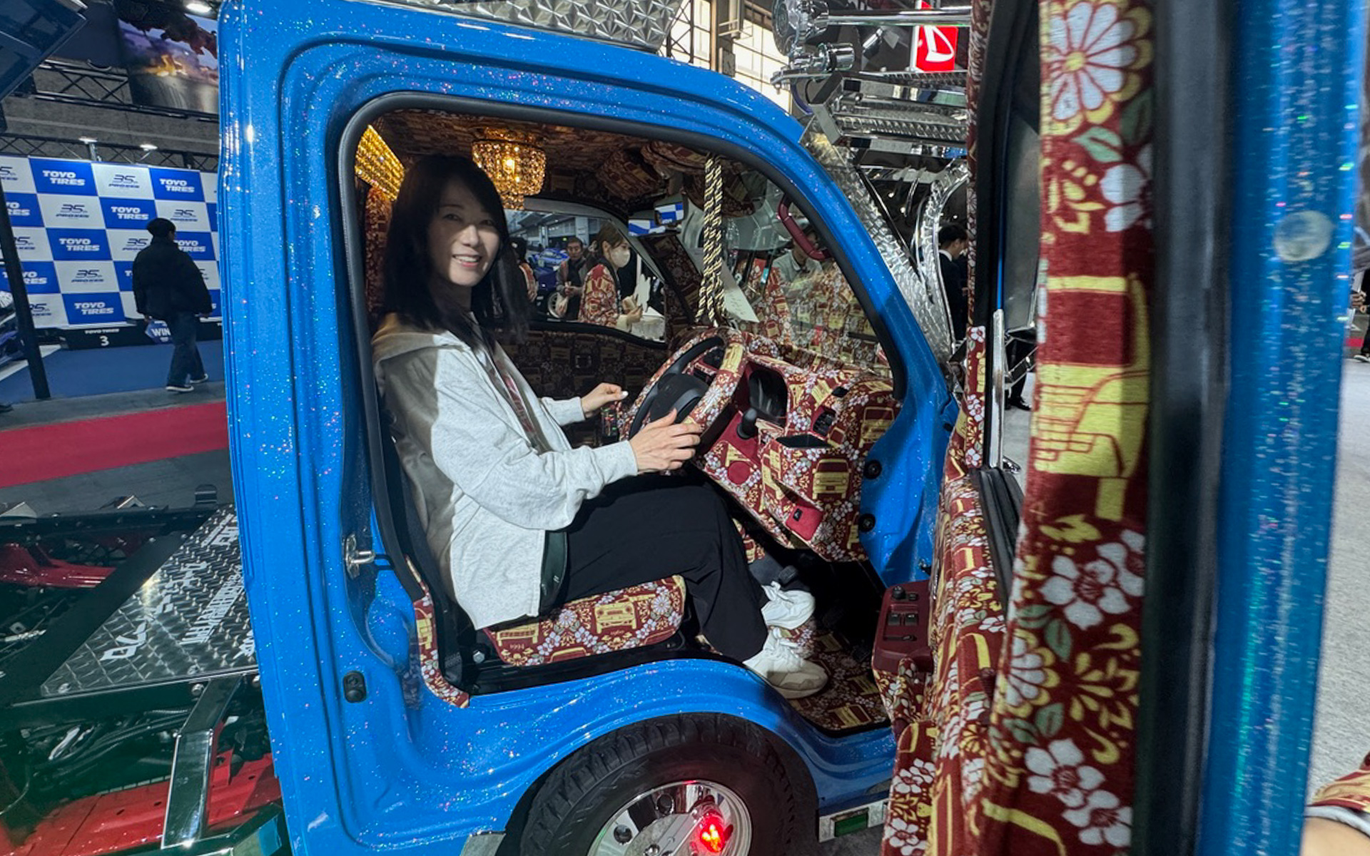 思いがけず、ダイハツのハイゼットをベースにしたデコトラの運転席に座らせてもらうことができて、テンション急上昇でした！