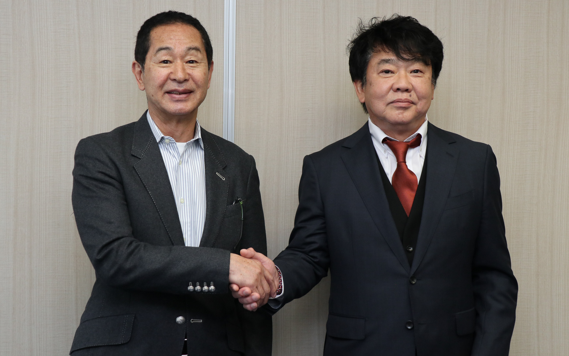 セントラルサーキット・アンバサダーに就任した土屋圭市氏（左）とセントラルサーキットの新たな親会社となった株式会社ジェイズ・コーポレーションの代表取締役 梅本淳一氏（右）