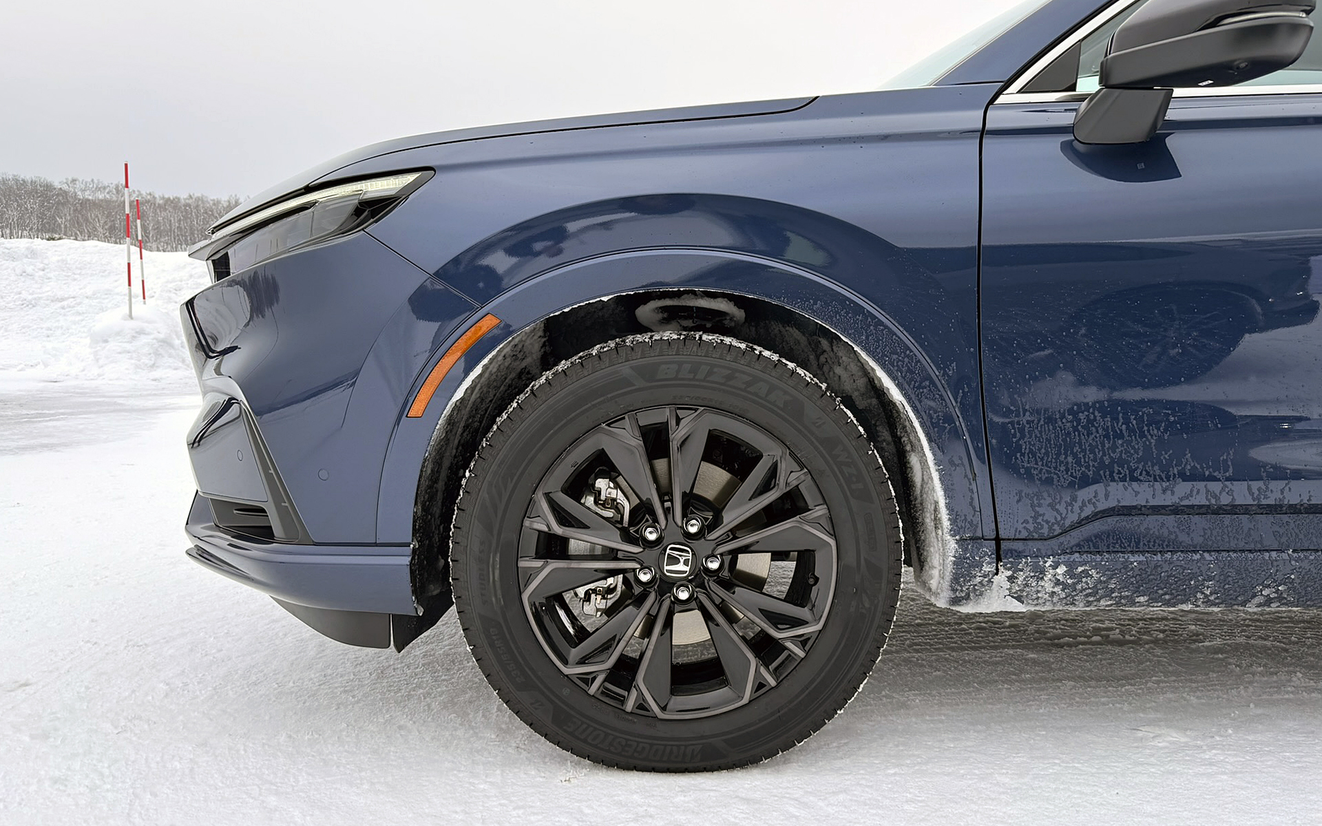 タイヤ内部で発生する不快な共鳴音を打ち消す「ノイズリデューシングホイール」を採用（撮影車は235/55R19サイズのスタッドレスタイヤを装着）