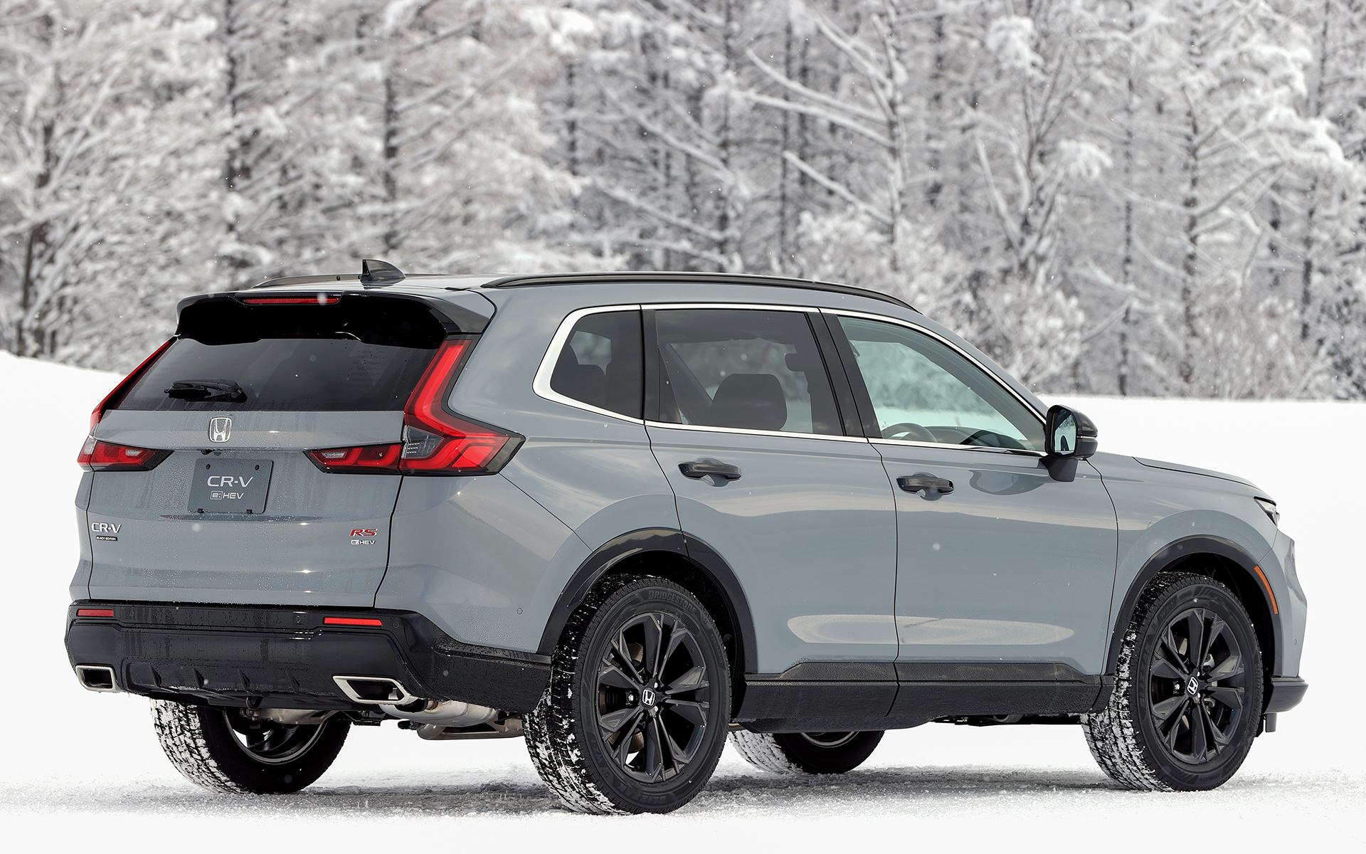 新型CR-Vではスポーティグレードの「e:HEV RS」、日本専用グレードの「e:HEV RS BLACK EDITION」を設定