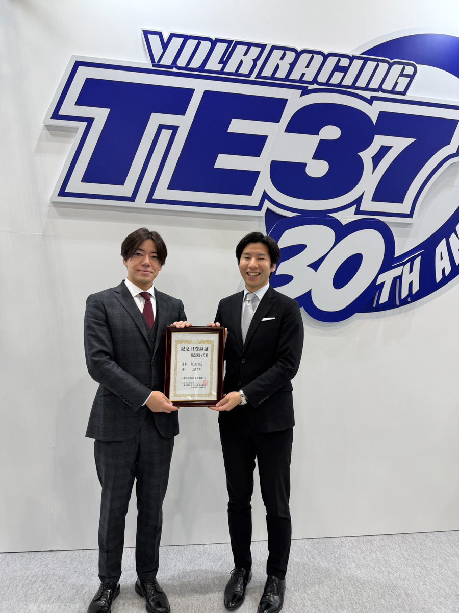 株式会社レイズ 代表取締役社長の斯波翔太郎氏（左）と日本記念日協会のスタッフ（右）