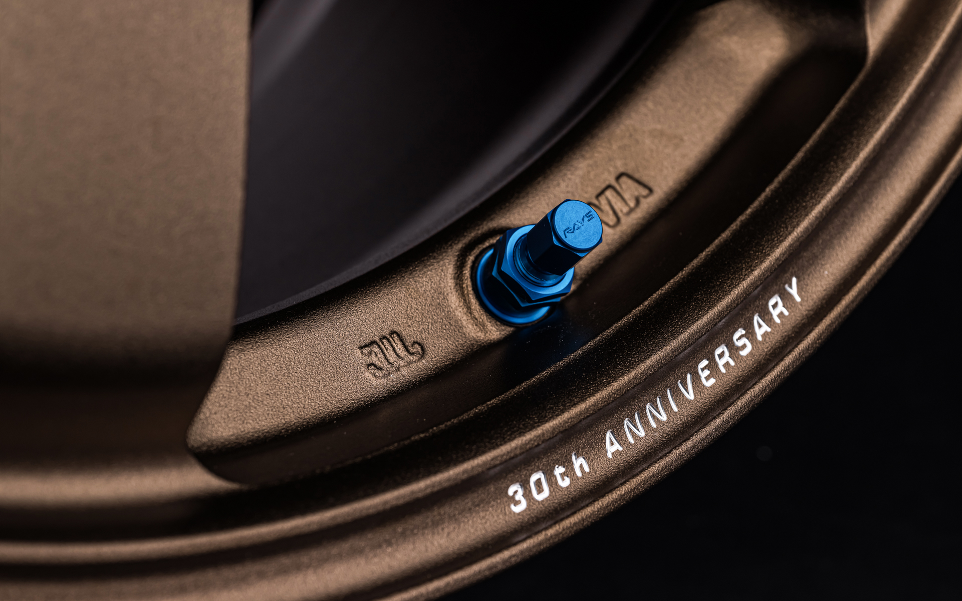 リムには「30th Anniversary」の切削文字が入るほか、エアバルブも初代と同じブルーアルマイト仕様