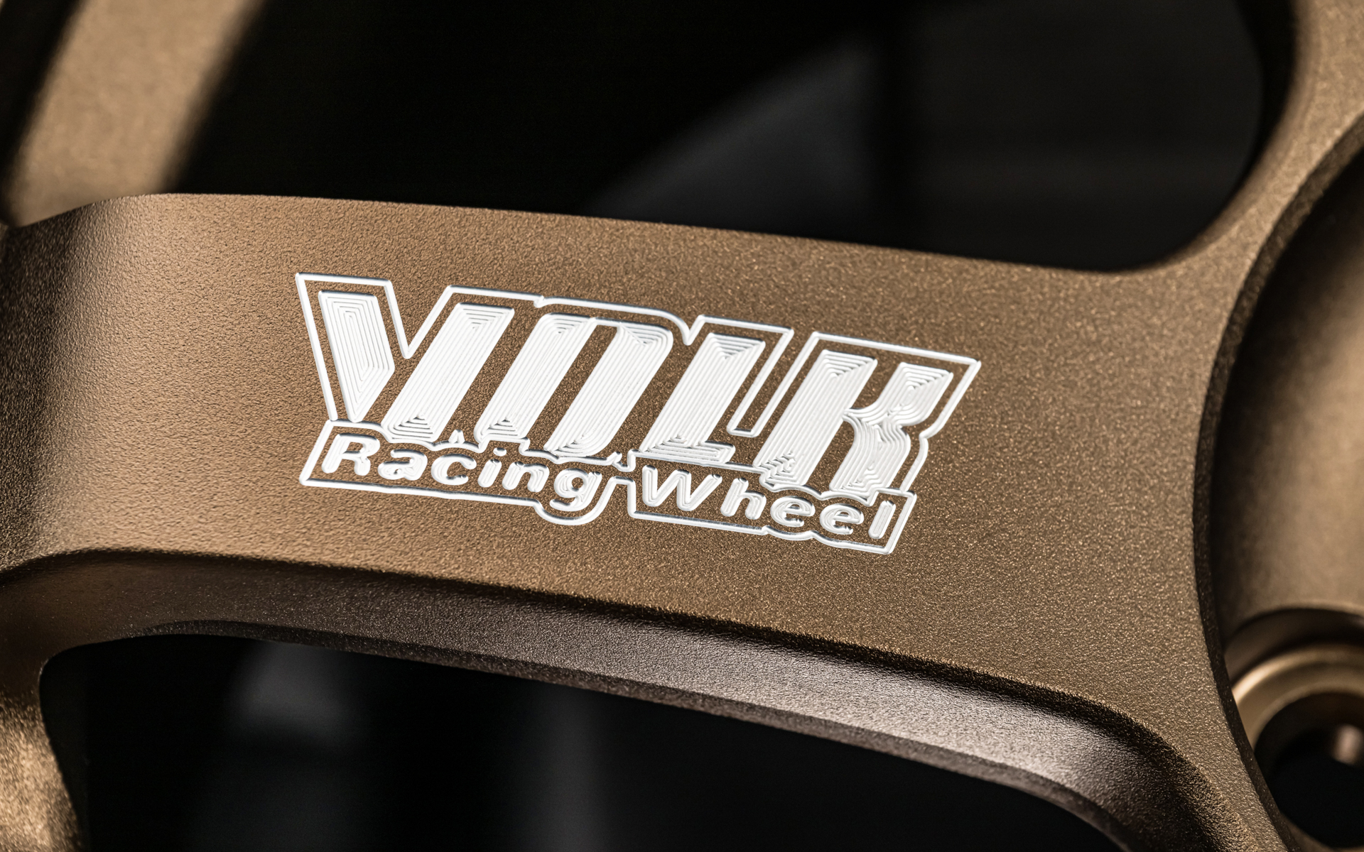 レイズの特許技術「A.M.T.」による切削ロゴ