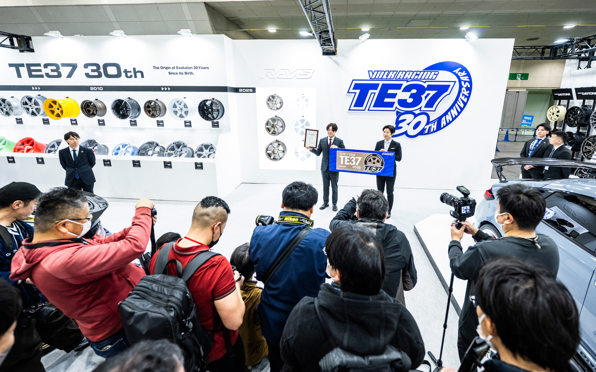 贈呈式には多くのメディアが駆け付けていた