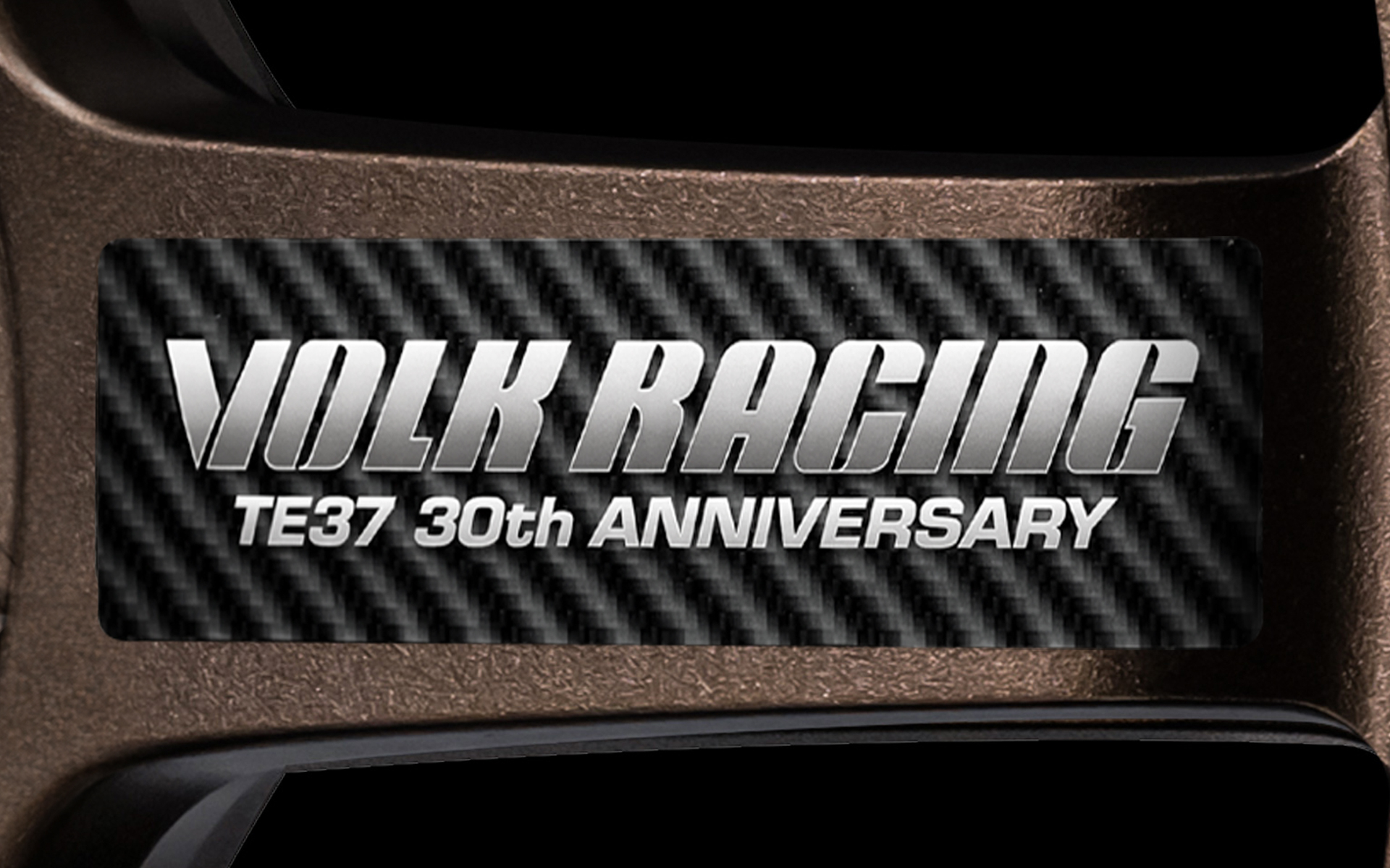 30th Anniversaryロゴを配したカーボン調デザインの特別ボックスステッカーも付属する