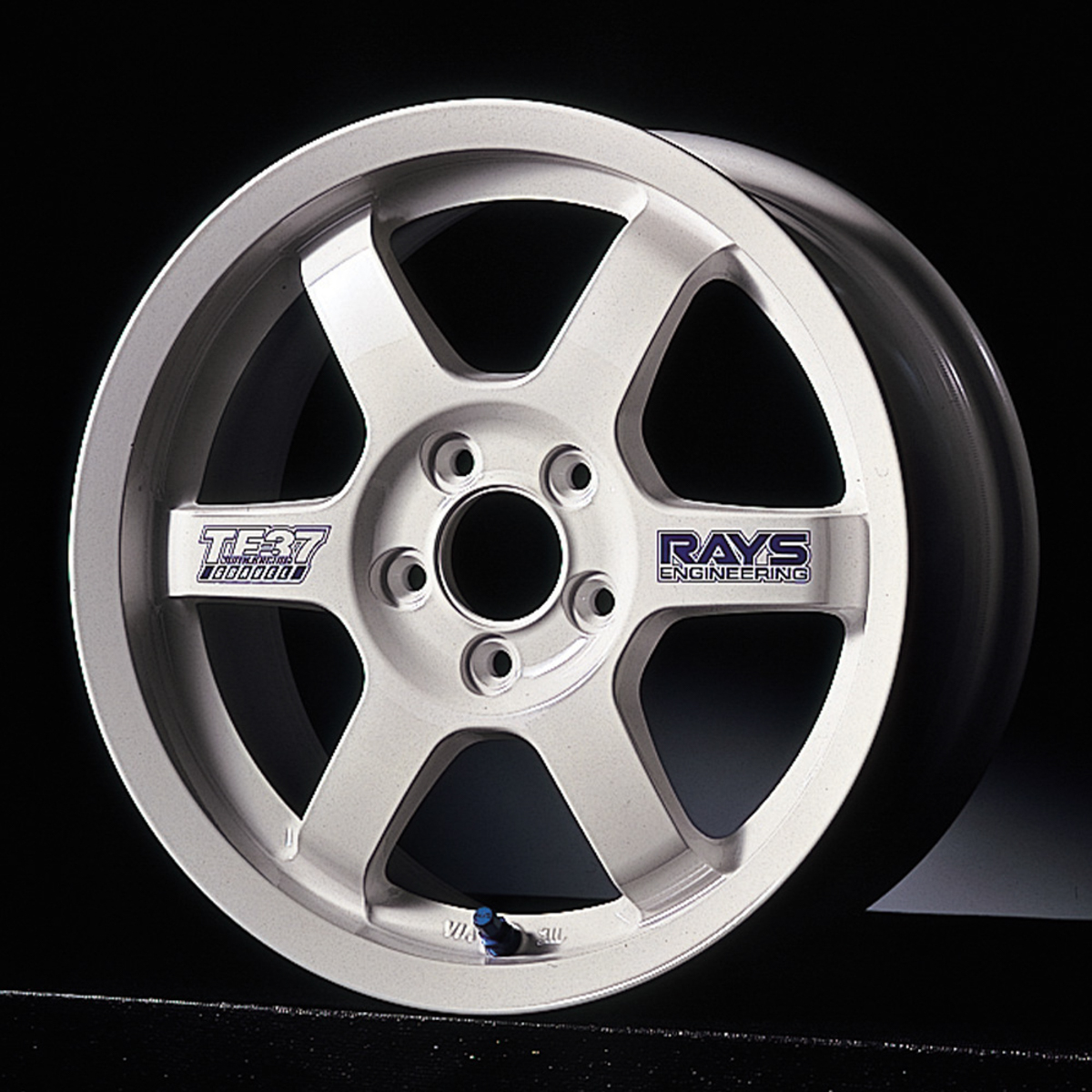 1999年にはリムの強度を高めたオフロード競技用「TE37 GRAVEL」を開発。使用カテゴリーを拡張した