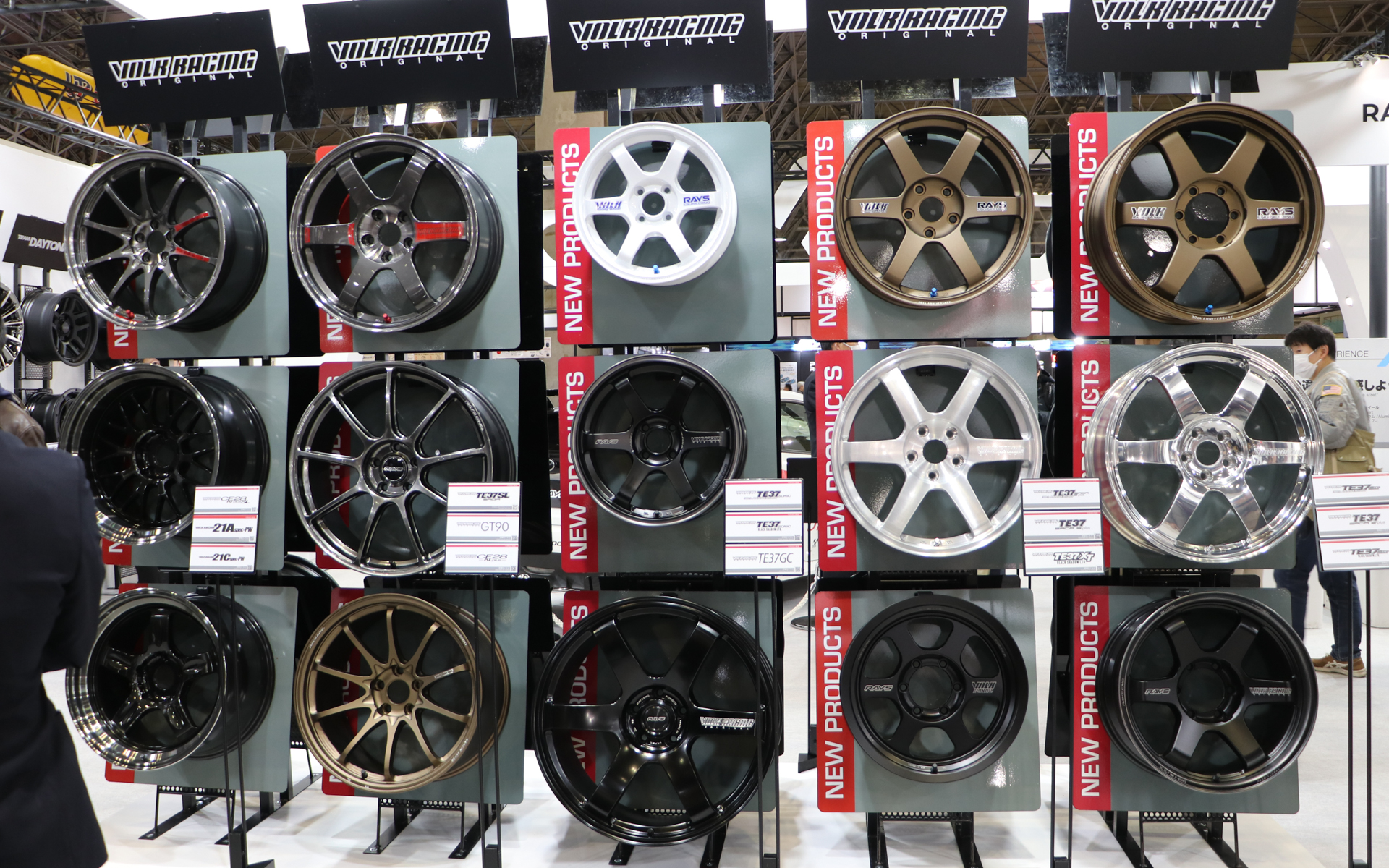 東京オートサロン2026のレイズブースでは、新作ホイールや新色ホイールなどがずらりと並んでいた