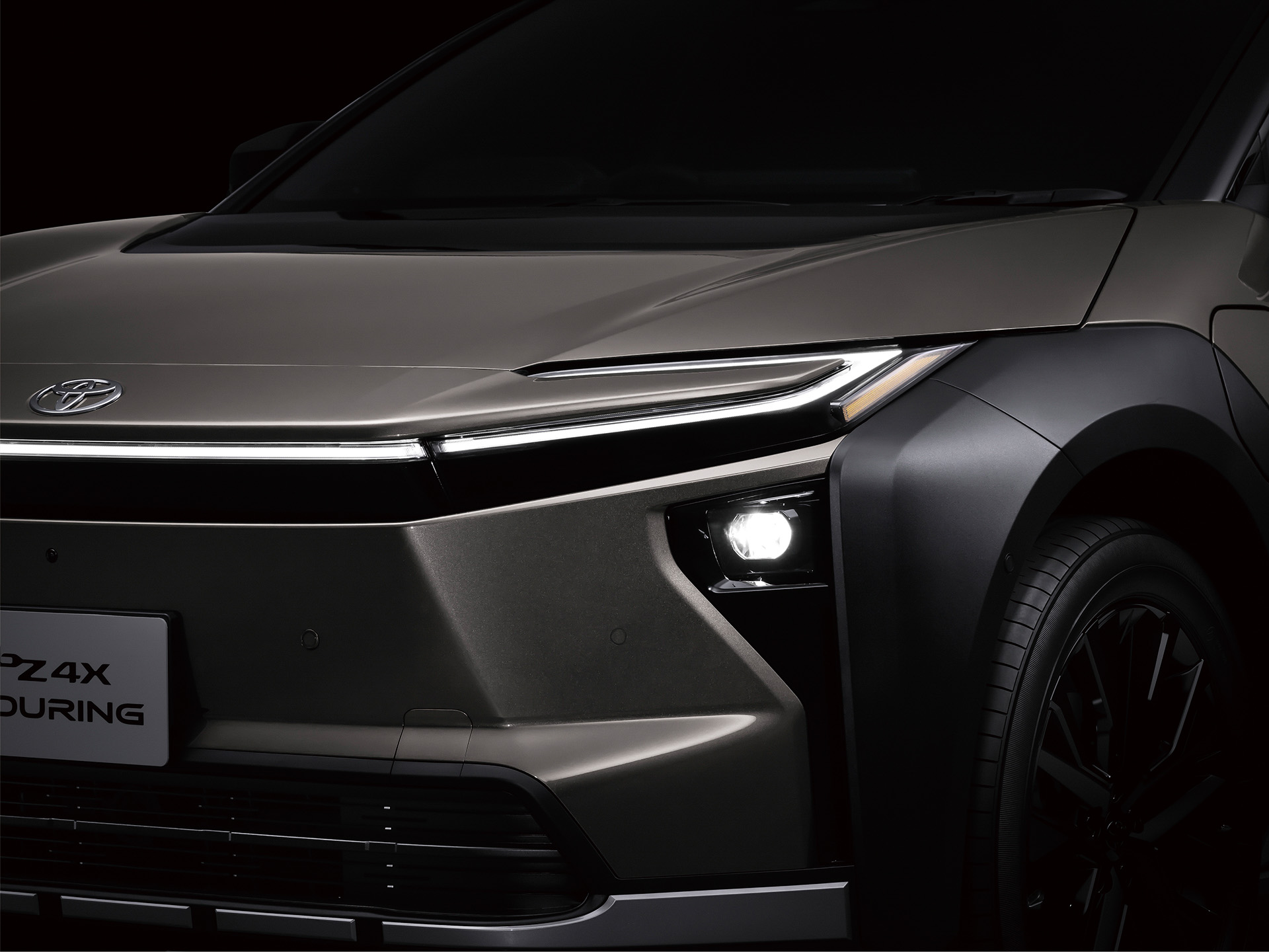 LEDヘッドランプ（オートレベリング機能付）＋LED クリアランスランプ（LEDデイライト機能付）＋LED フロントターンランプ＋ヘッドランプクリーナー