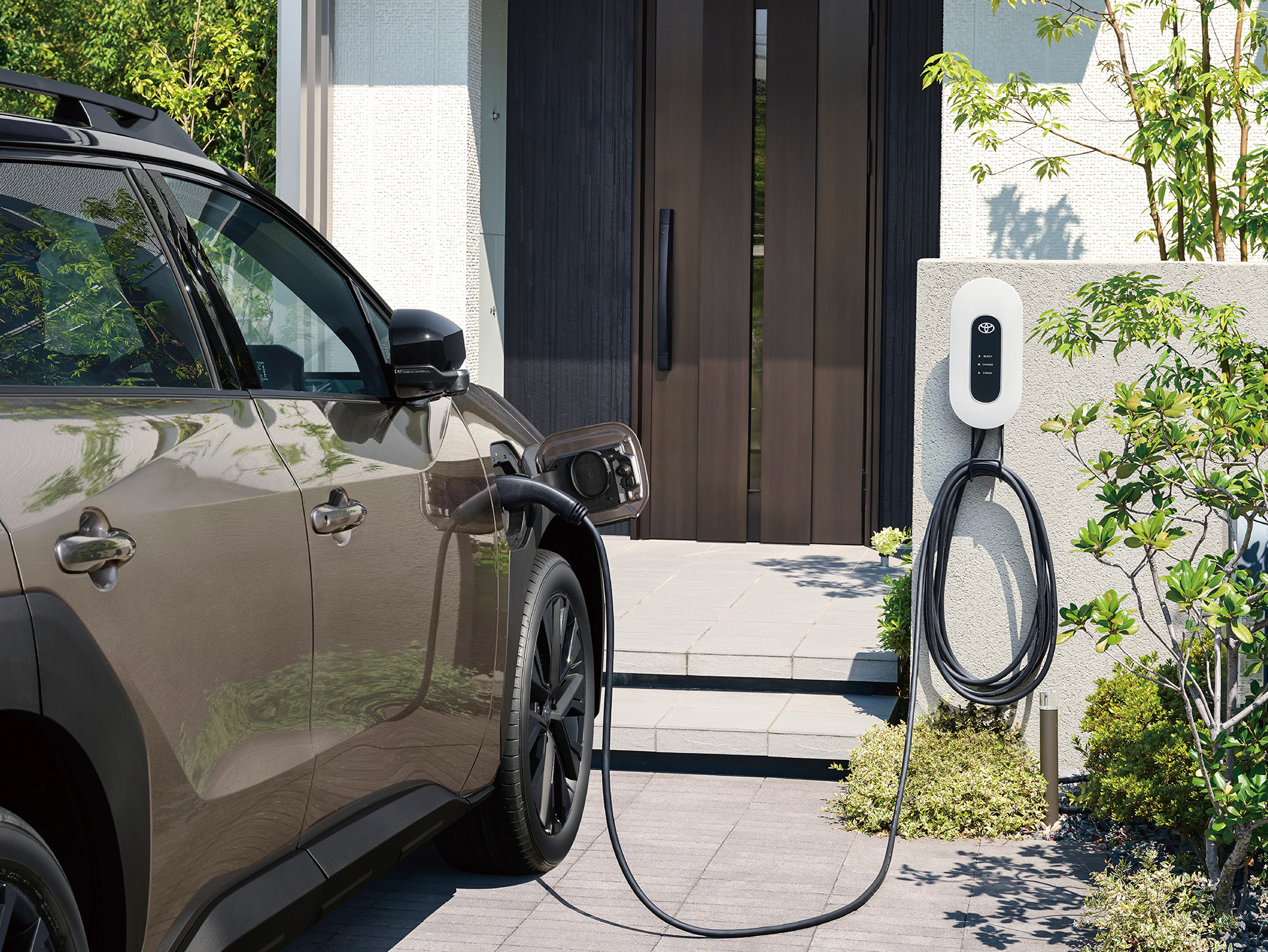 販売店装着オプション：トヨタ6kW充電器使用イメージ