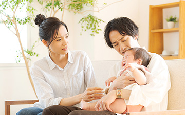 小さい子供がいる場合や、自宅から展示場が離れている場合は、実車確認に足を運ぶのは難しかったりする。そんなときに利用したいのがオンライン購入だ