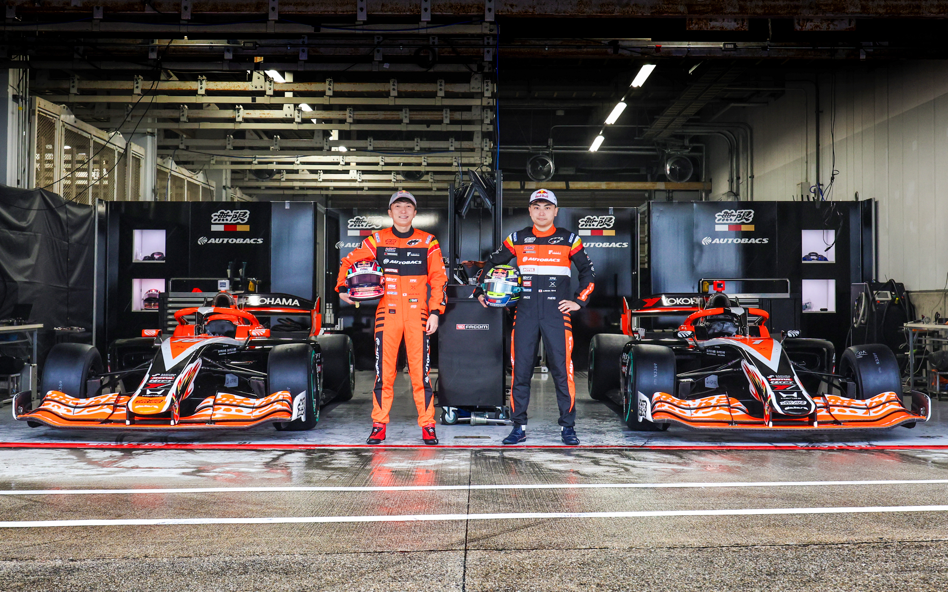 2026年シーズンの全日本スーパーフォーミュラ選手権に参戦する16号車 野尻智紀選手（左）と1号車 岩佐歩夢選手（右）