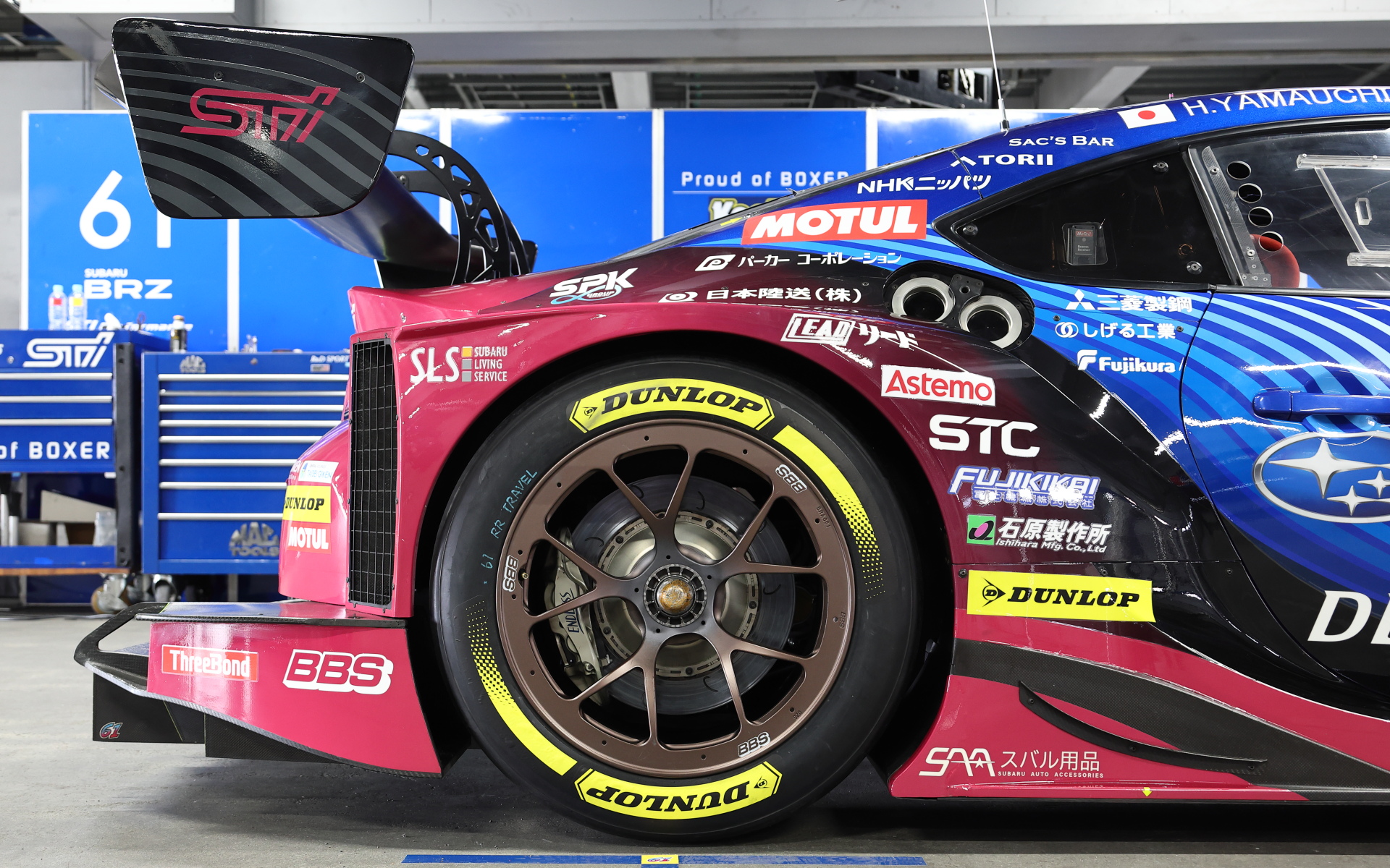 タイヤはダンロップ、ホイールはBBSなのは従来通り。今シーズンより右側にもマフラーが見える