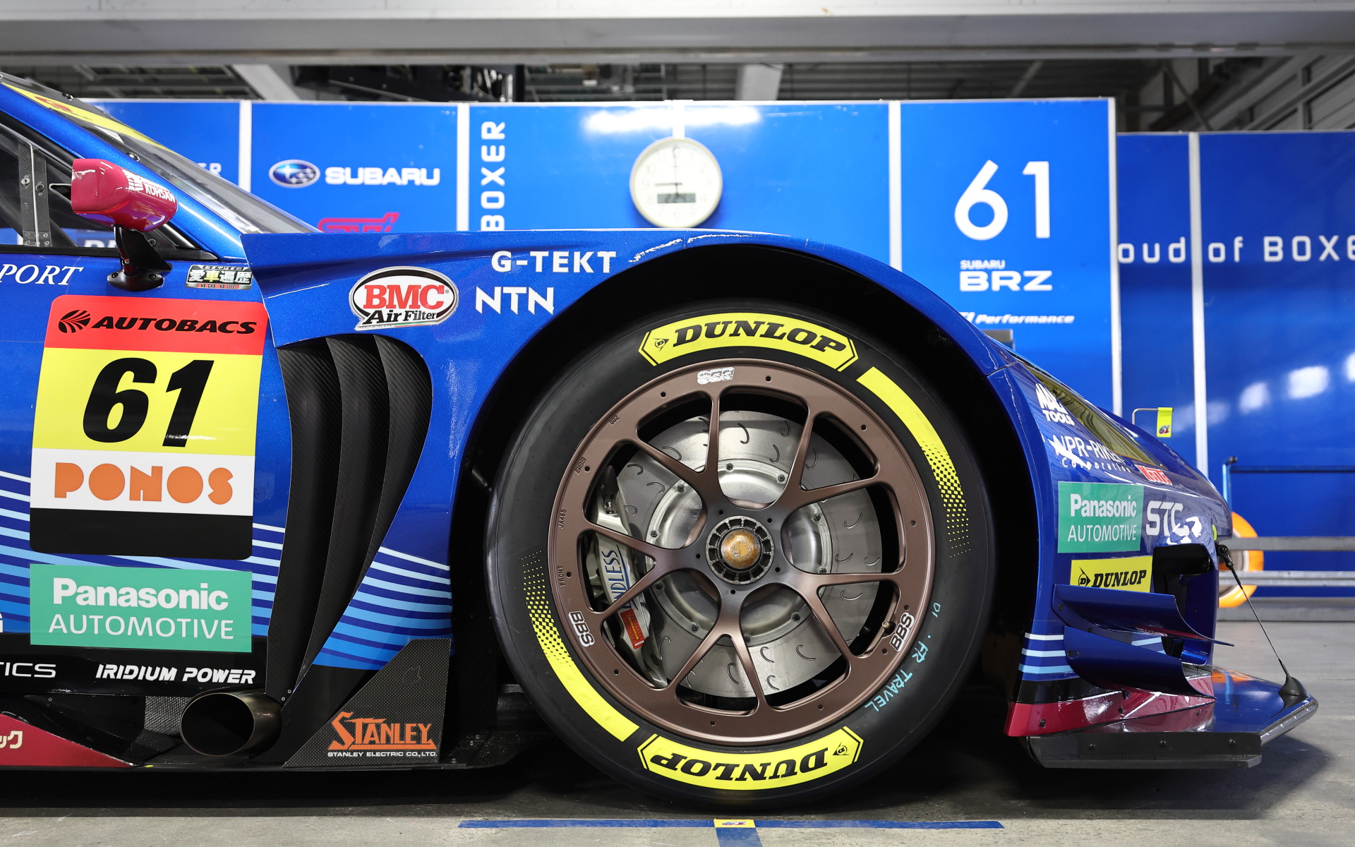 タイヤはダンロップ、ホイールはBBSなのは従来通り。今シーズンより右側にもマフラーが見える