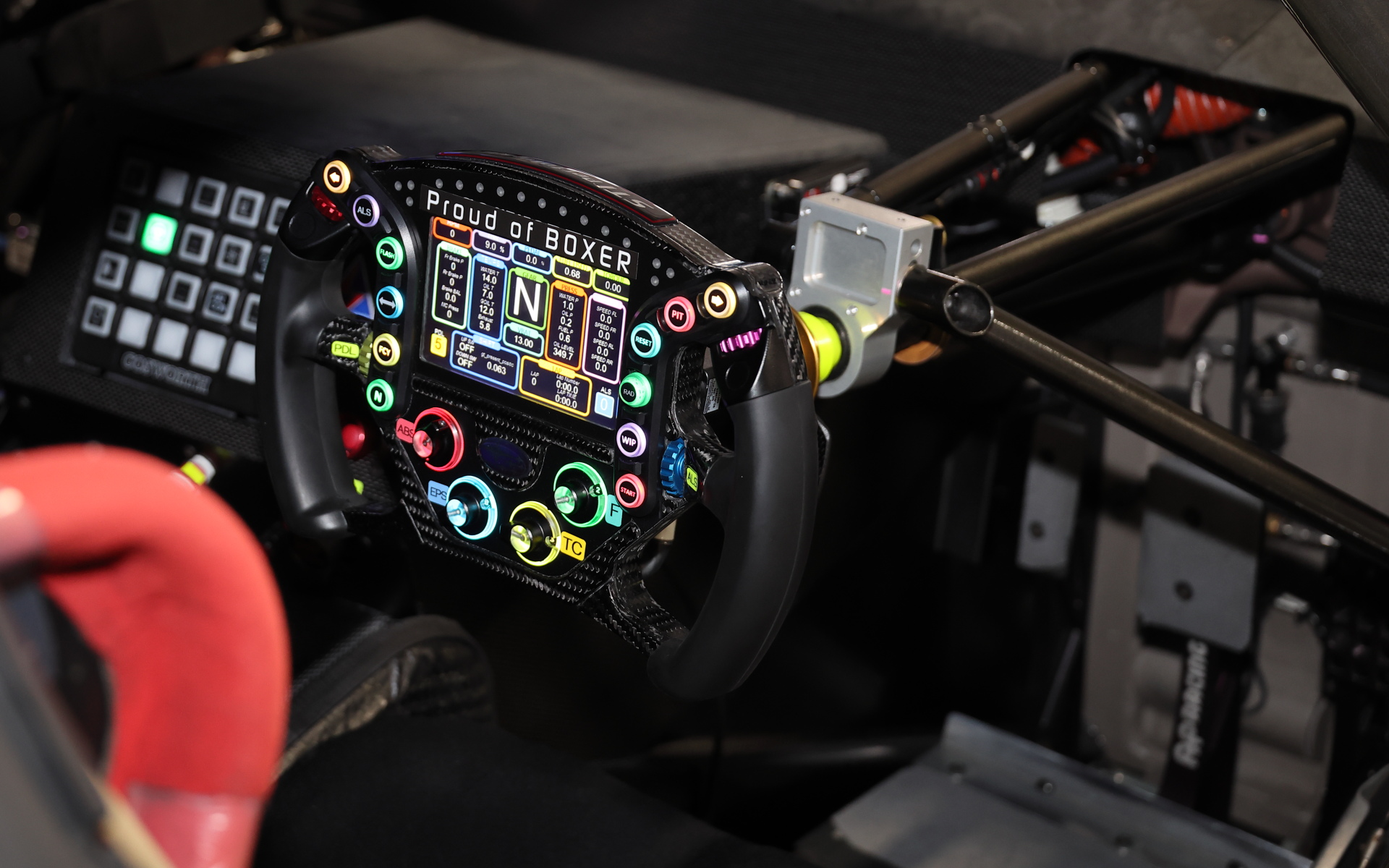 数々のステアリングスイッチ。右ハンドルだ