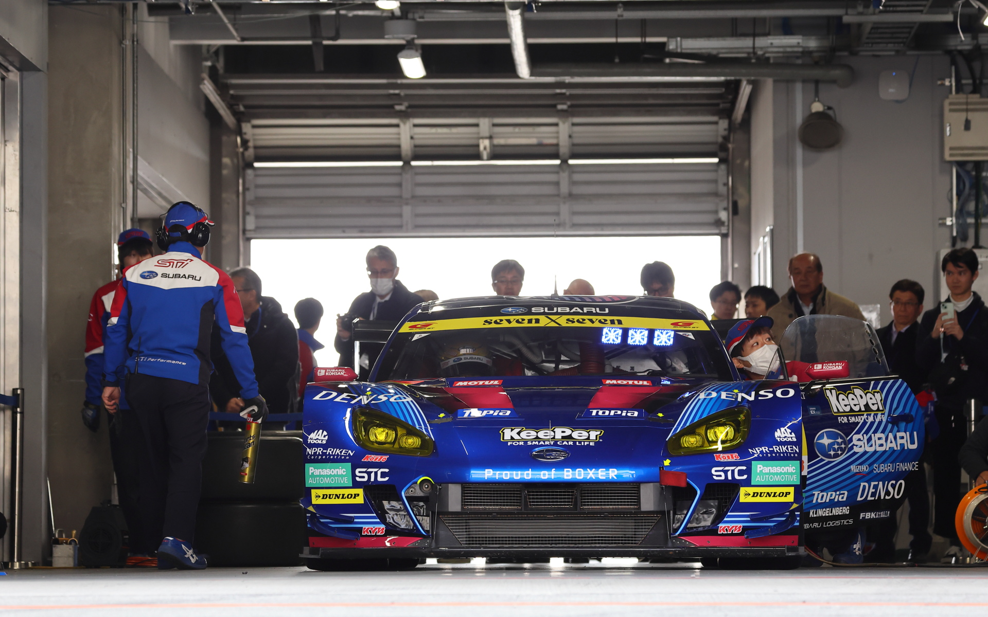 富士スピードウェイで走行を繰り返すSUBARU BRZ GT300