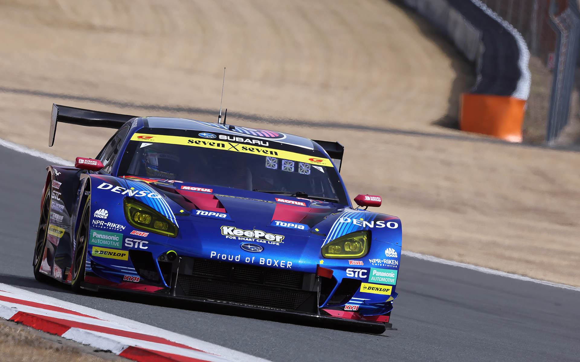 富士スピードウェイで走行を繰り返すSUBARU BRZ GT300