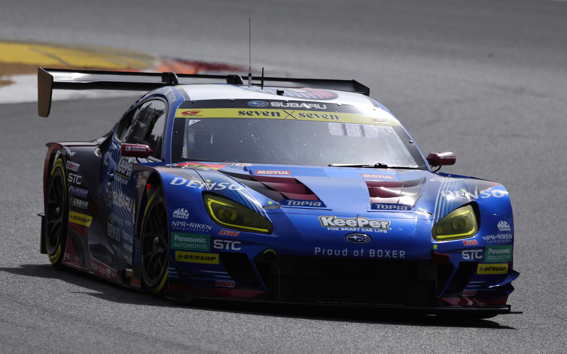 富士スピードウェイで走行を繰り返すSUBARU BRZ GT300