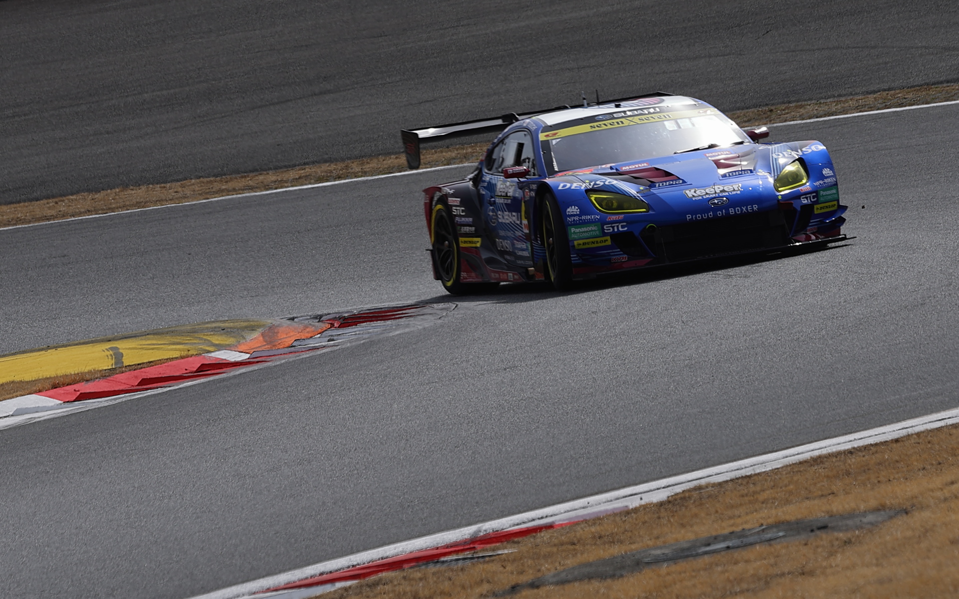 富士スピードウェイで走行を繰り返すSUBARU BRZ GT300