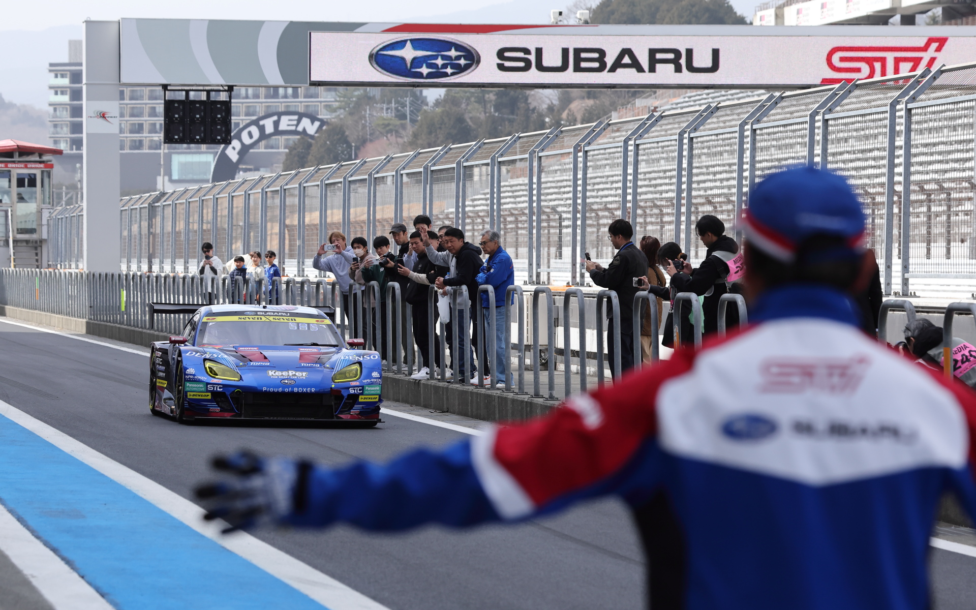 富士スピードウェイで走行を繰り返すSUBARU BRZ GT300