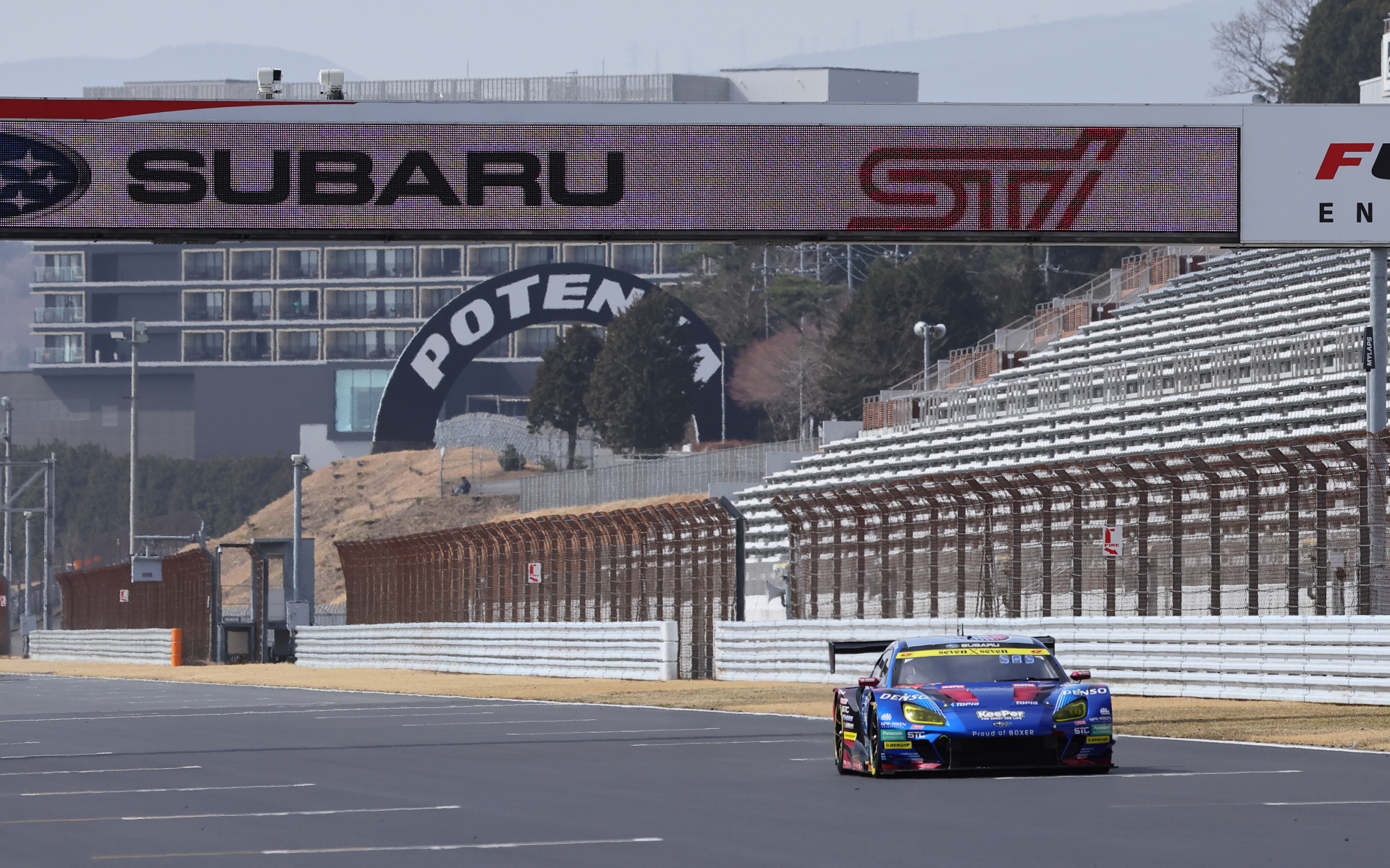 これまでのEJ20とは明らかに異なるサウンドでストレートを駆け抜けるSUBARU BRZ GT300