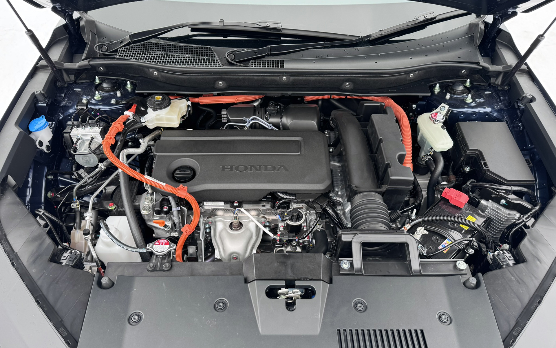 パワートレーンは2.0リッター直噴アトキンソンサイクルエンジンに2モーターハイブリッドの組み合わせ。エンジンの最高出力は109kW（148PS）、最大トルクは183Nm。モーターの最高出力は135kW（184PS）、最大トルクは335Nm