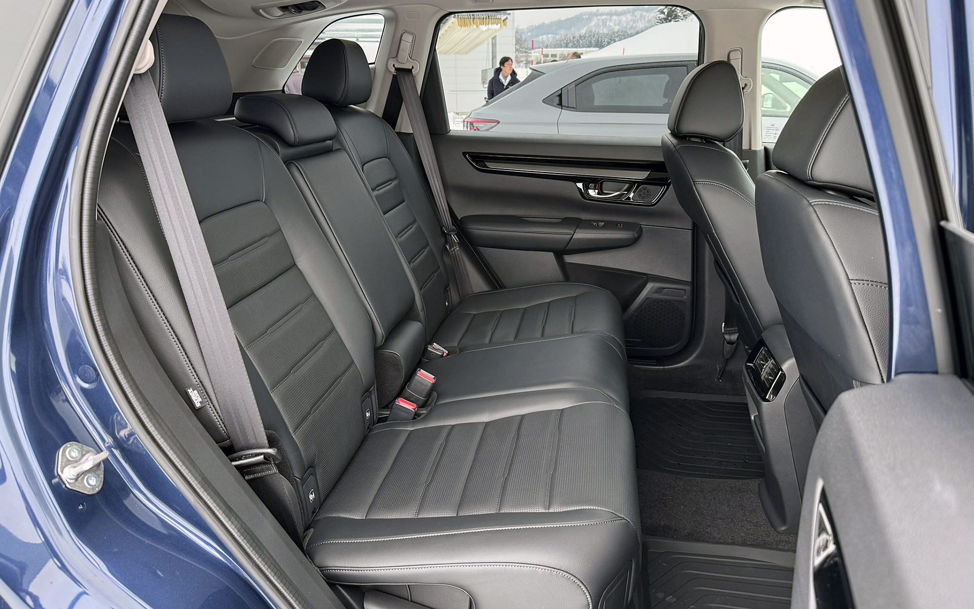 新型CR-Vではステアリング角度を従来の28度から25度に変更し、より垂直に近いポジションとした。セダンライクで運転しやすく、体格差を問わず自然に操作できる運転姿勢を実現したという。また、後席足下スペースは先代比で16mm拡大し、クラストップレベルの広さを確保するとともに、後席リクライニングを2段階から8段階へと多段化。2列目シートはスライド機構も備わった