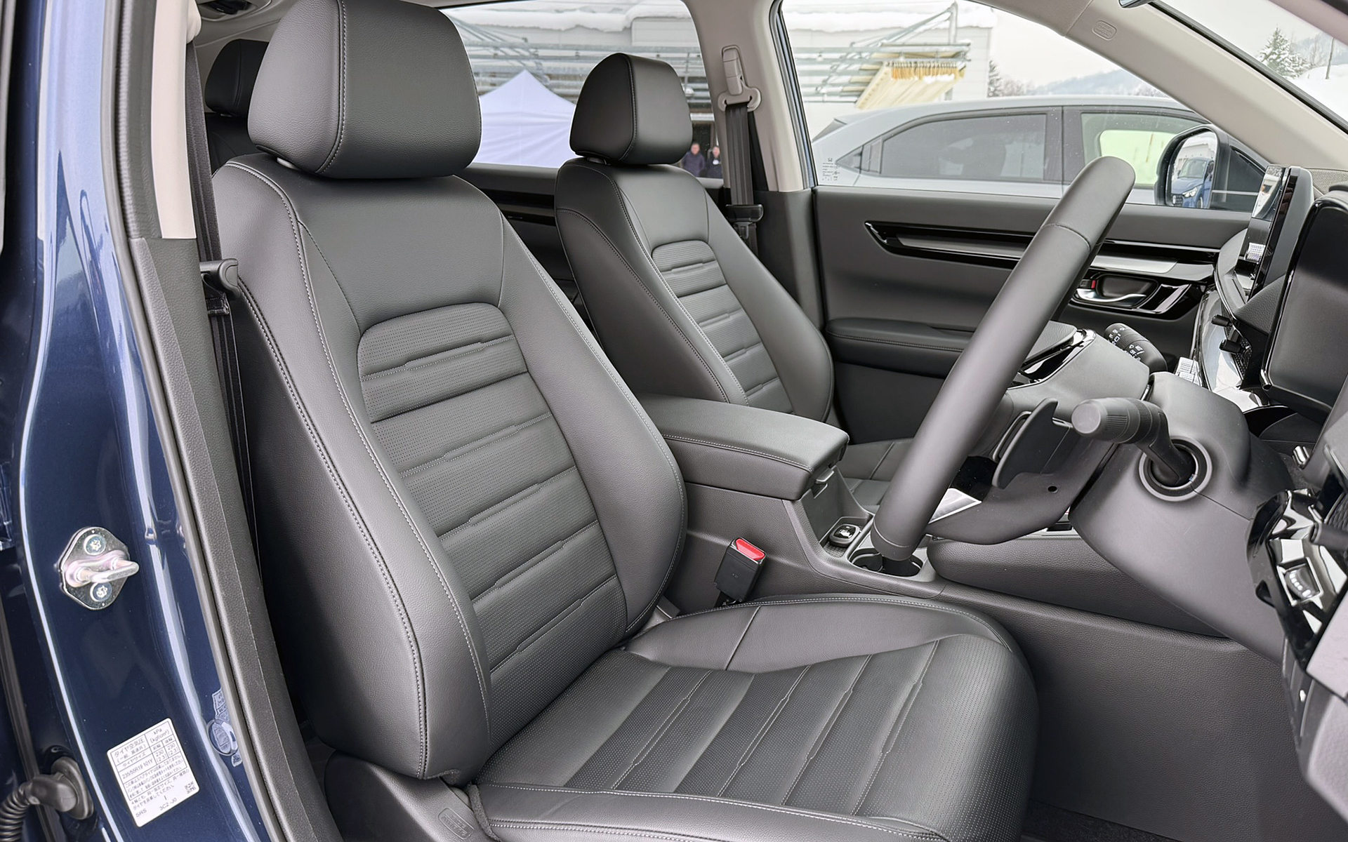 新型CR-Vではステアリング角度を従来の28度から25度に変更し、より垂直に近いポジションとした。セダンライクで運転しやすく、体格差を問わず自然に操作できる運転姿勢を実現したという。また、後席足下スペースは先代比で16mm拡大し、クラストップレベルの広さを確保するとともに、後席リクライニングを2段階から8段階へと多段化。2列目シートはスライド機構も備わった