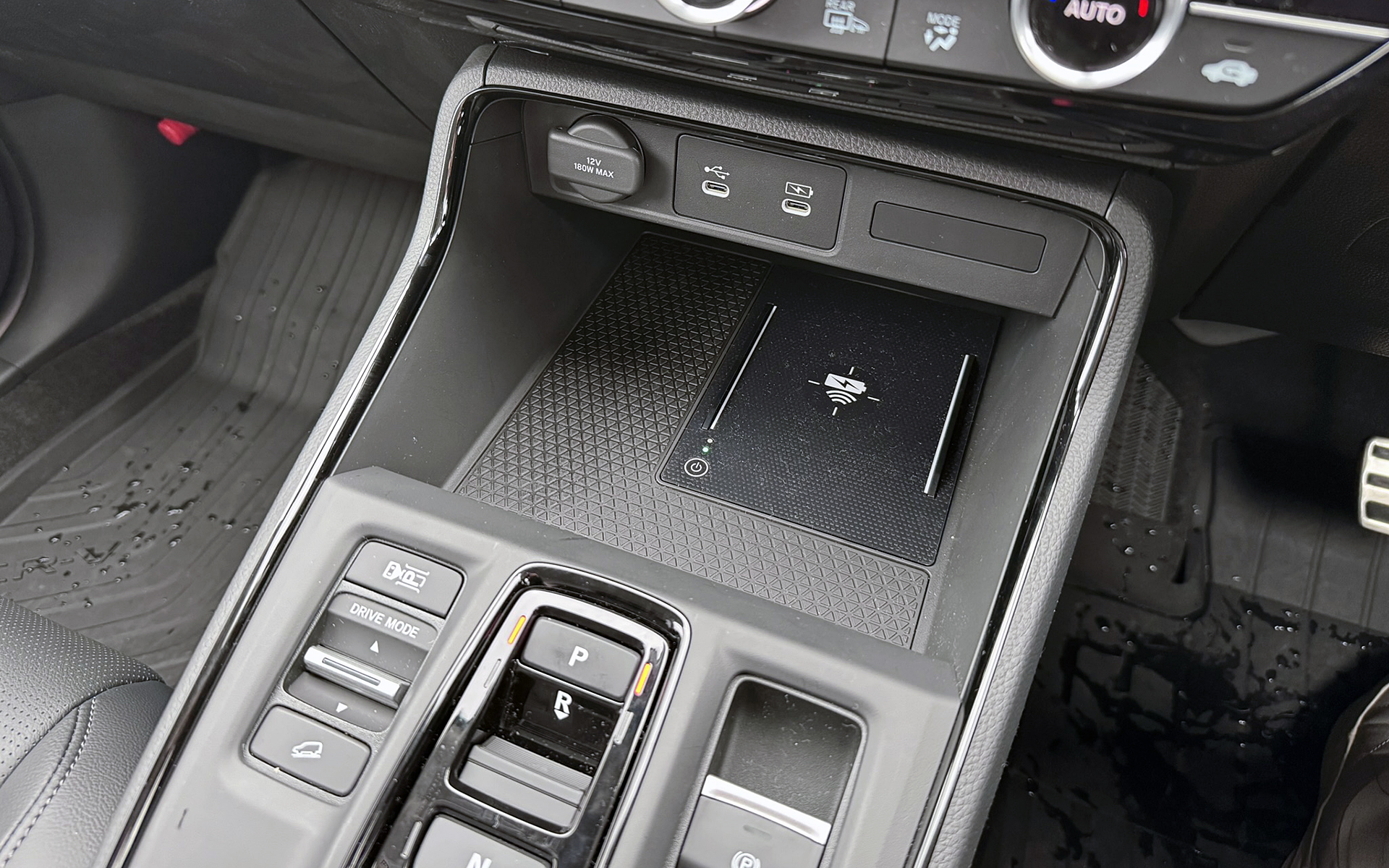 新型CR-Vではステアリング角度を従来の28度から25度に変更し、より垂直に近いポジションとした。セダンライクで運転しやすく、体格差を問わず自然に操作できる運転姿勢を実現したという。また、後席足下スペースは先代比で16mm拡大し、クラストップレベルの広さを確保するとともに、後席リクライニングを2段階から8段階へと多段化。2列目シートはスライド機構も備わった