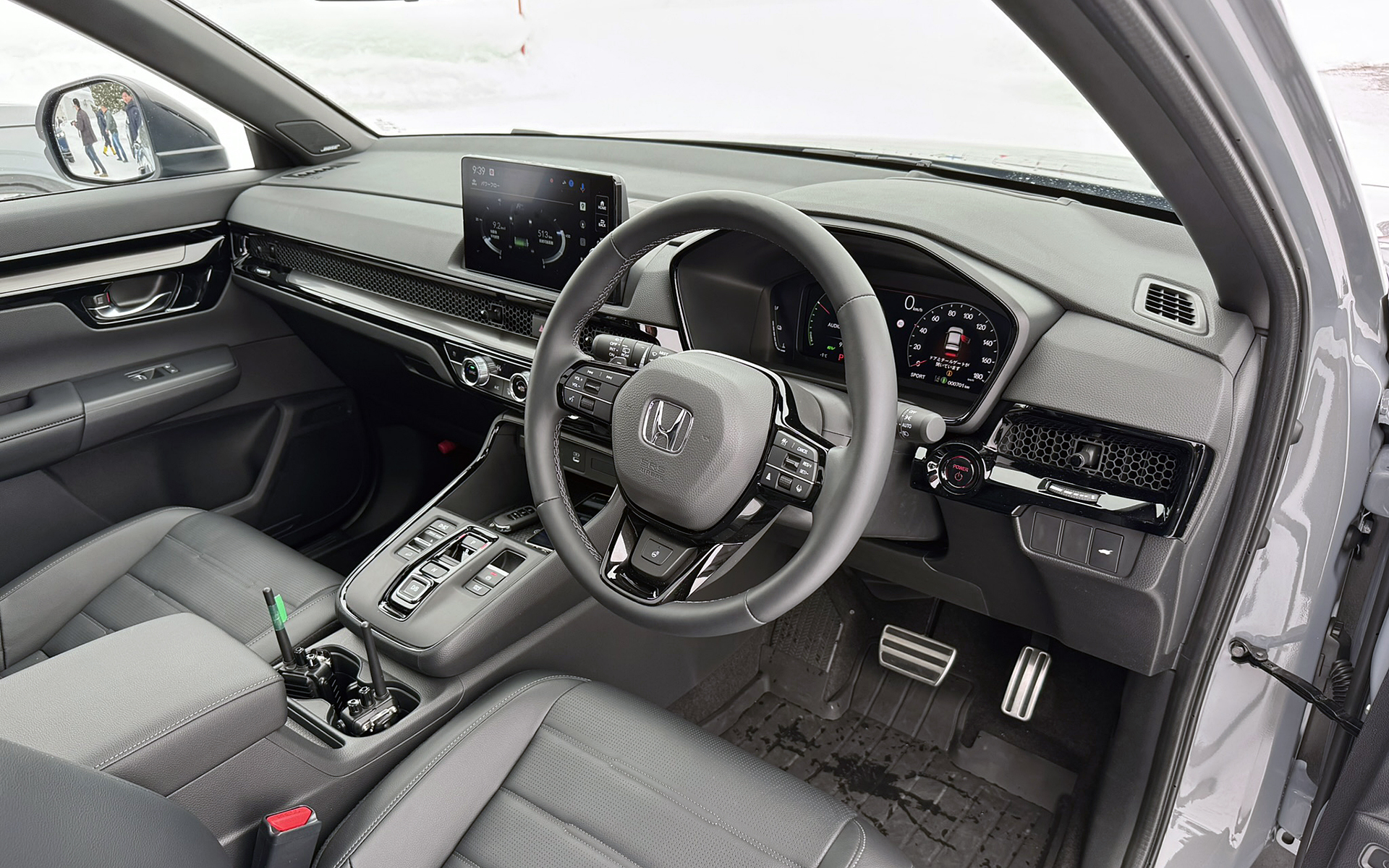 インテリアではGoogleアシスタント、Googleマップ、Google Playに対応する「9インチ Honda CONNECT ディスプレー」を搭載。BLACK EDITIONではHonda SENSING 360、ヘッドアップディスプレイ、電動パノラミックサンルーフ、運転席＆助手席シートベンチレーションなどが専用装備される。走行モードはSPORT/NORMAL/ECON/SNOW/INDIVIDUALの5モード設定