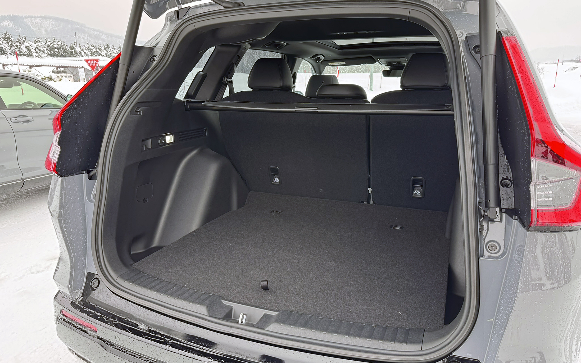 新型CR-Vではステアリング角度を従来の28度から25度に変更し、より垂直に近いポジションとした。セダンライクで運転しやすく、体格差を問わず自然に操作できる運転姿勢を実現したという。また、後席足下スペースは先代比で16mm拡大し、クラストップレベルの広さを確保するとともに、後席リクライニングを2段階から8段階へと多段化。2列目シートはスライド機構も備わった