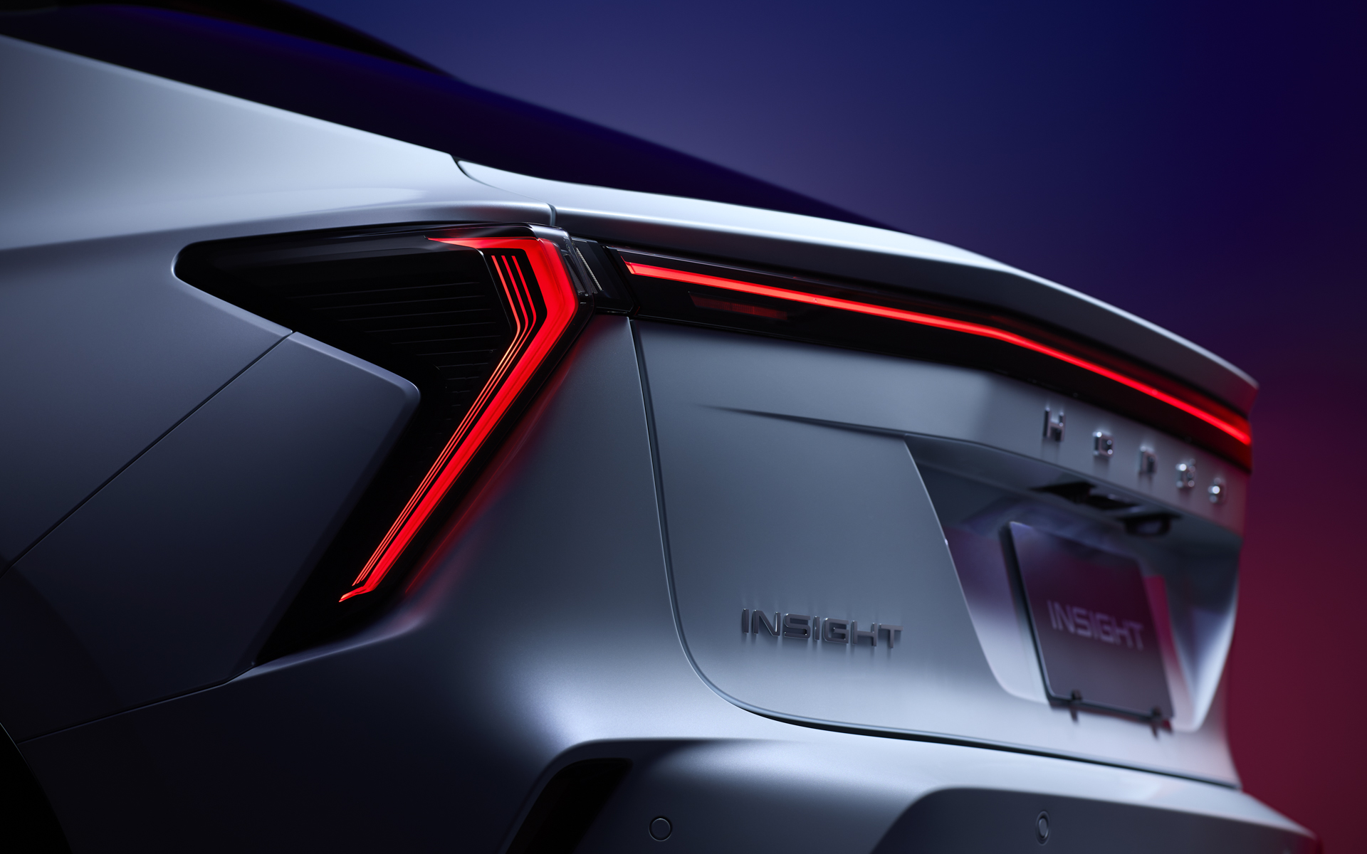 エクステリアは、クロスオーバーSUVとして個性的なボディ骨格にフロントからリアまで一気通貫したシャープなデザインを採用